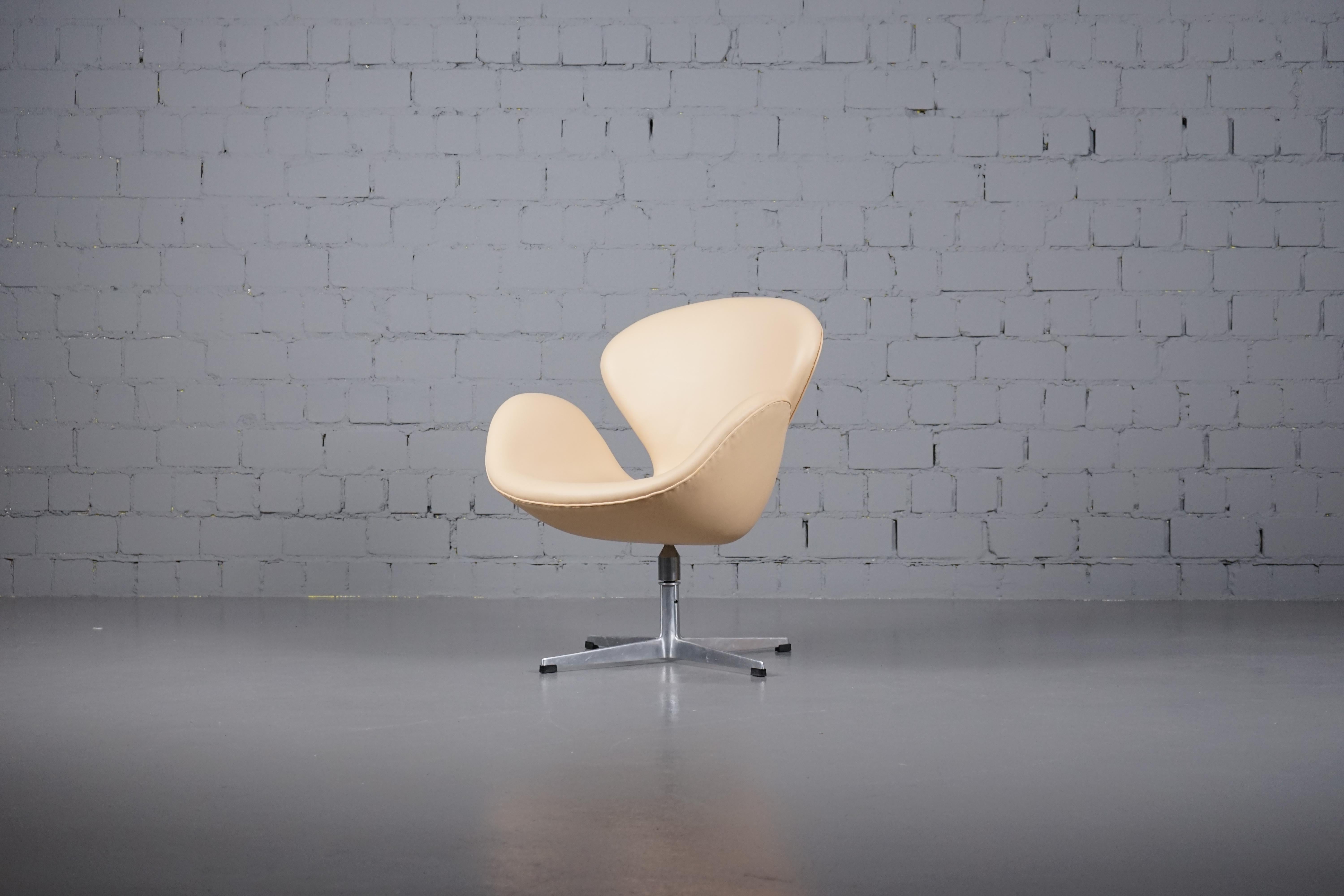 Metal Swan Chair in Leather Arne Jacobsen for Fritz Hansen, 1960s For Sale