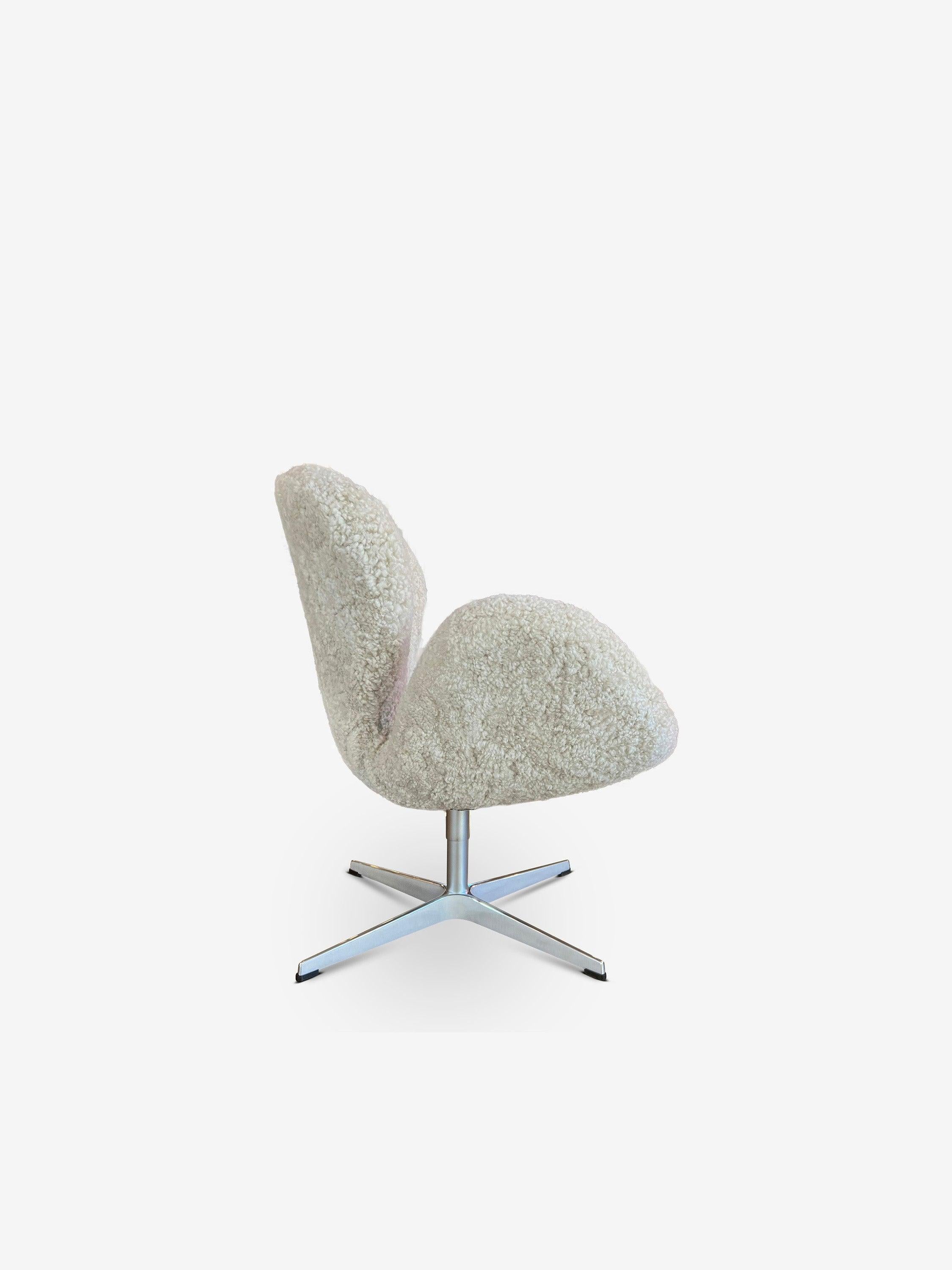 Sedia Swan in shearling chiaro di luna di Arne Jacobsen 1958 In condizioni Nuovo in vendita a Sag Harbor, NY