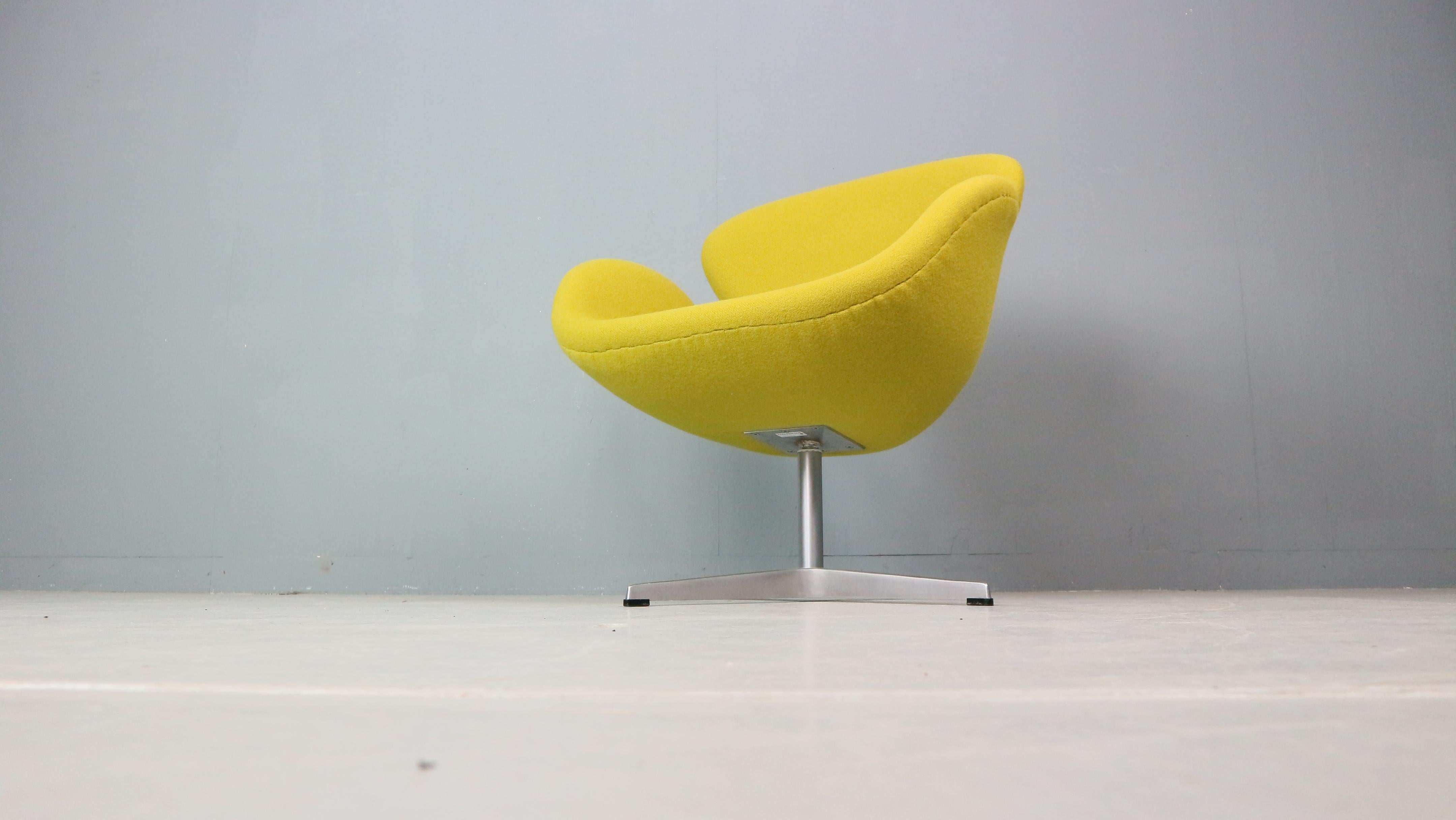 Chaise Swan jaune conçue par Arne Jacobsen et Fritz Hansen en vente 4