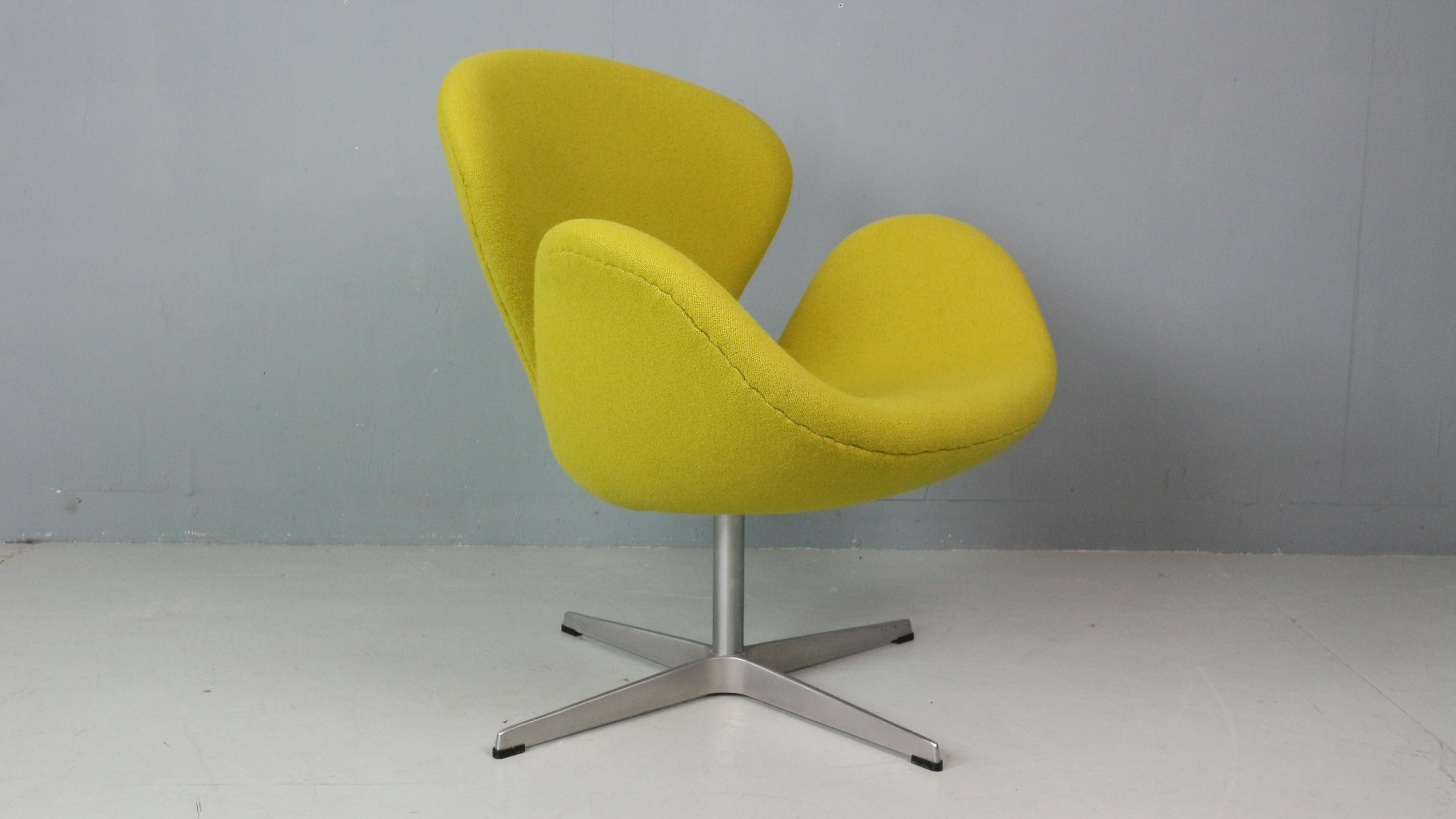 Scandinave moderne Chaise Swan jaune conçue par Arne Jacobsen et Fritz Hansen en vente