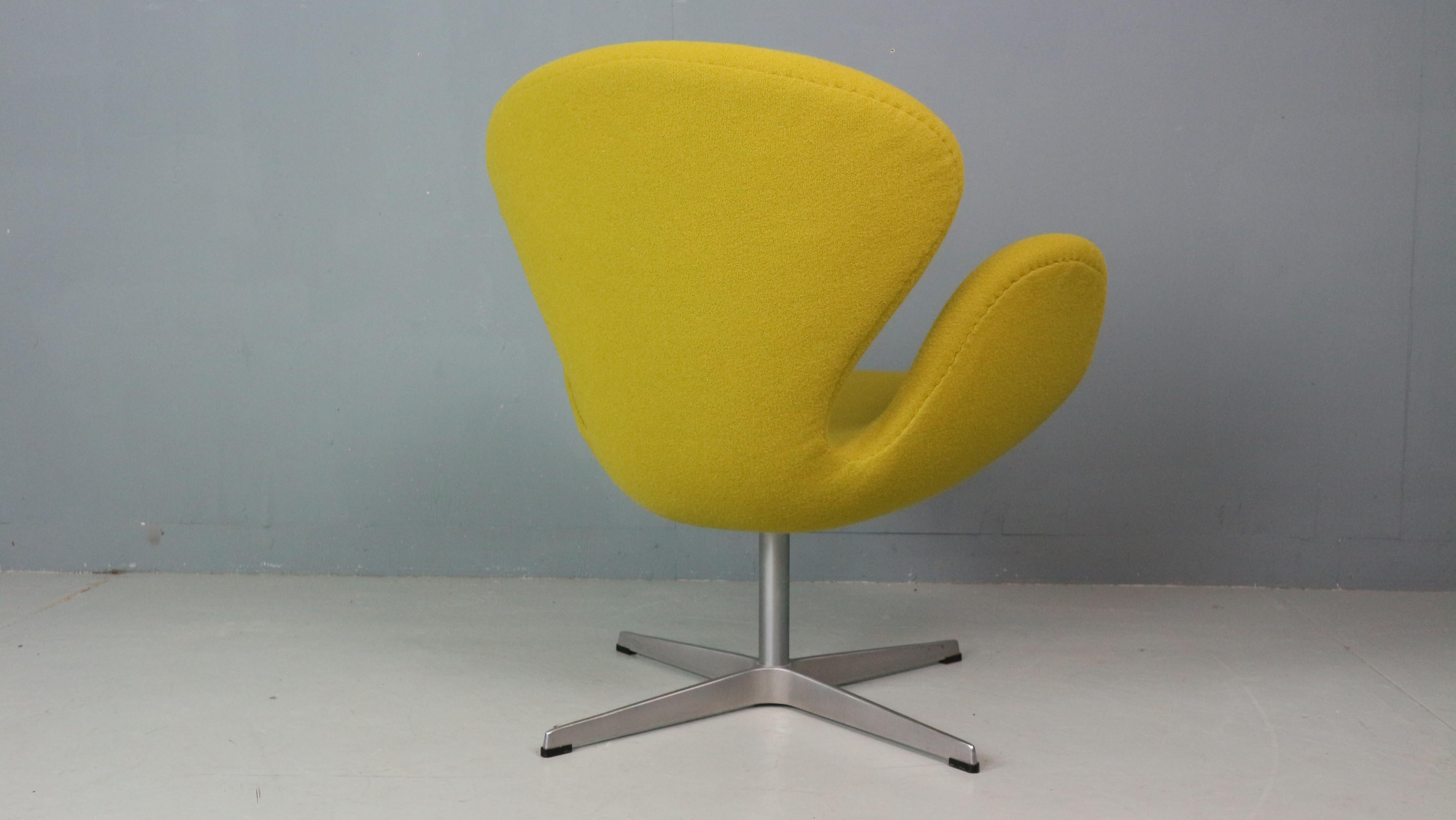 Danois Chaise Swan jaune conçue par Arne Jacobsen et Fritz Hansen en vente