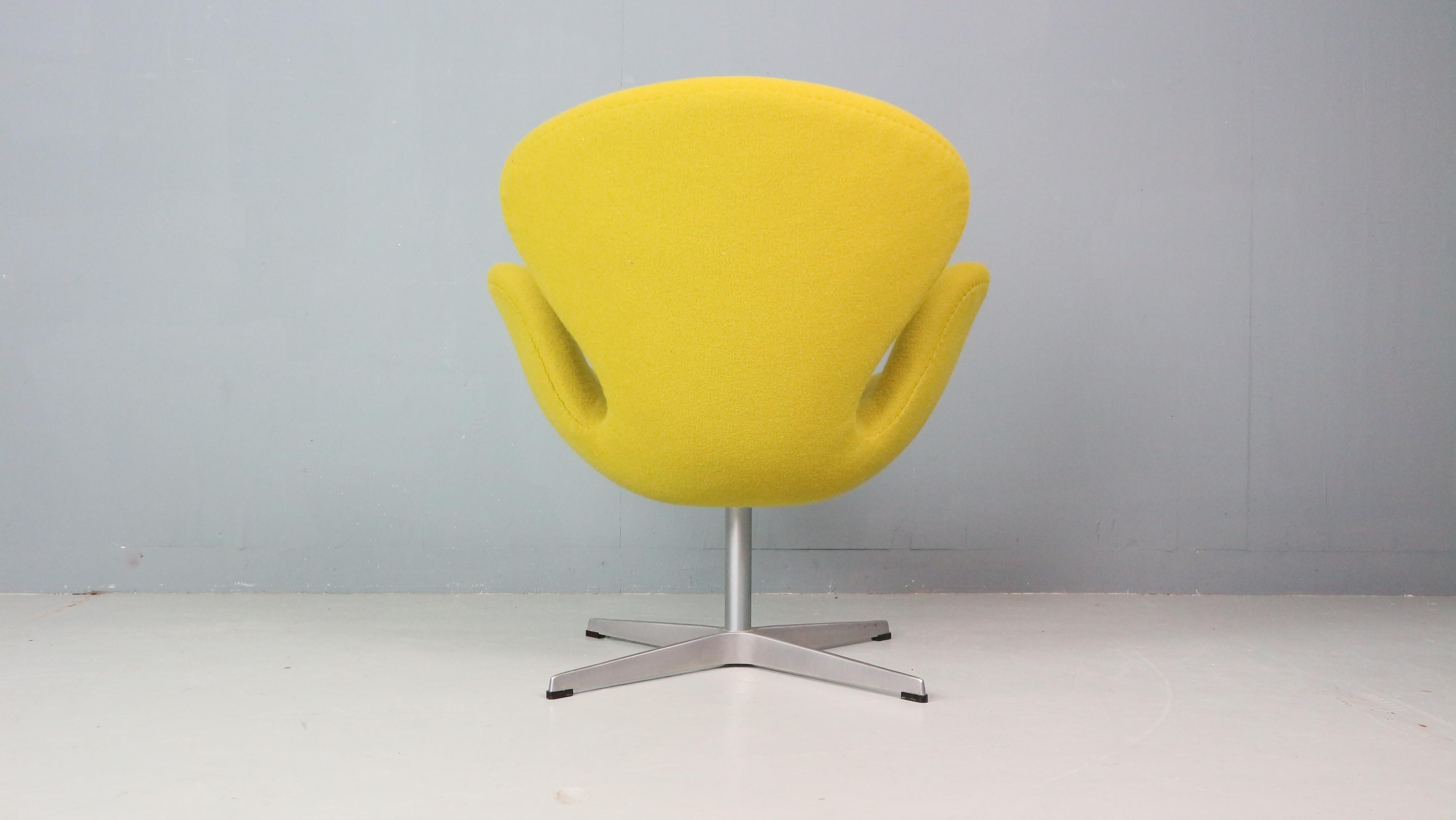 Chaise Swan jaune conçue par Arne Jacobsen et Fritz Hansen Bon état - En vente à The Hague, NL
