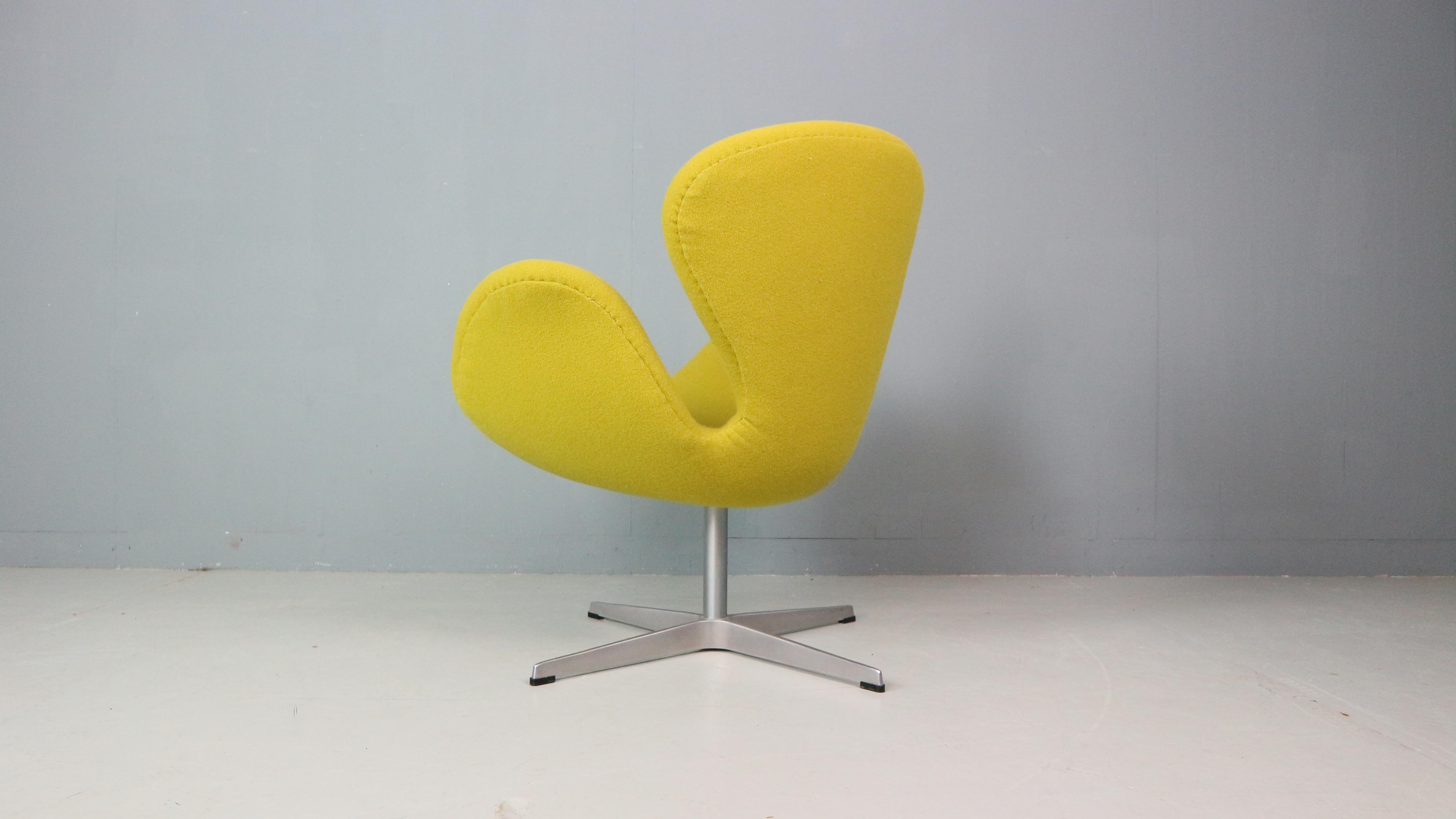20ième siècle Chaise Swan jaune conçue par Arne Jacobsen et Fritz Hansen en vente
