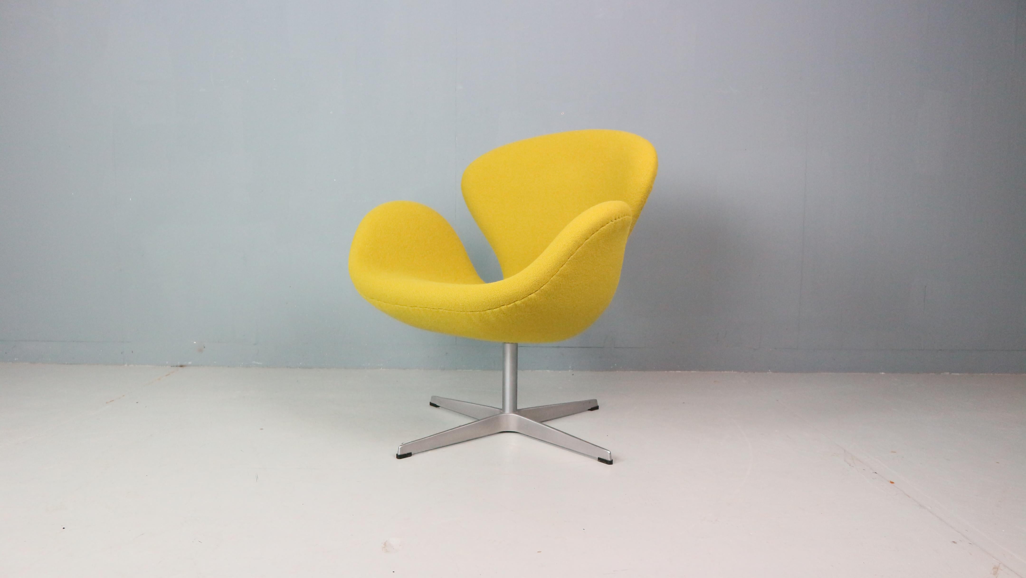 Tissu Chaise Swan jaune conçue par Arne Jacobsen et Fritz Hansen en vente
