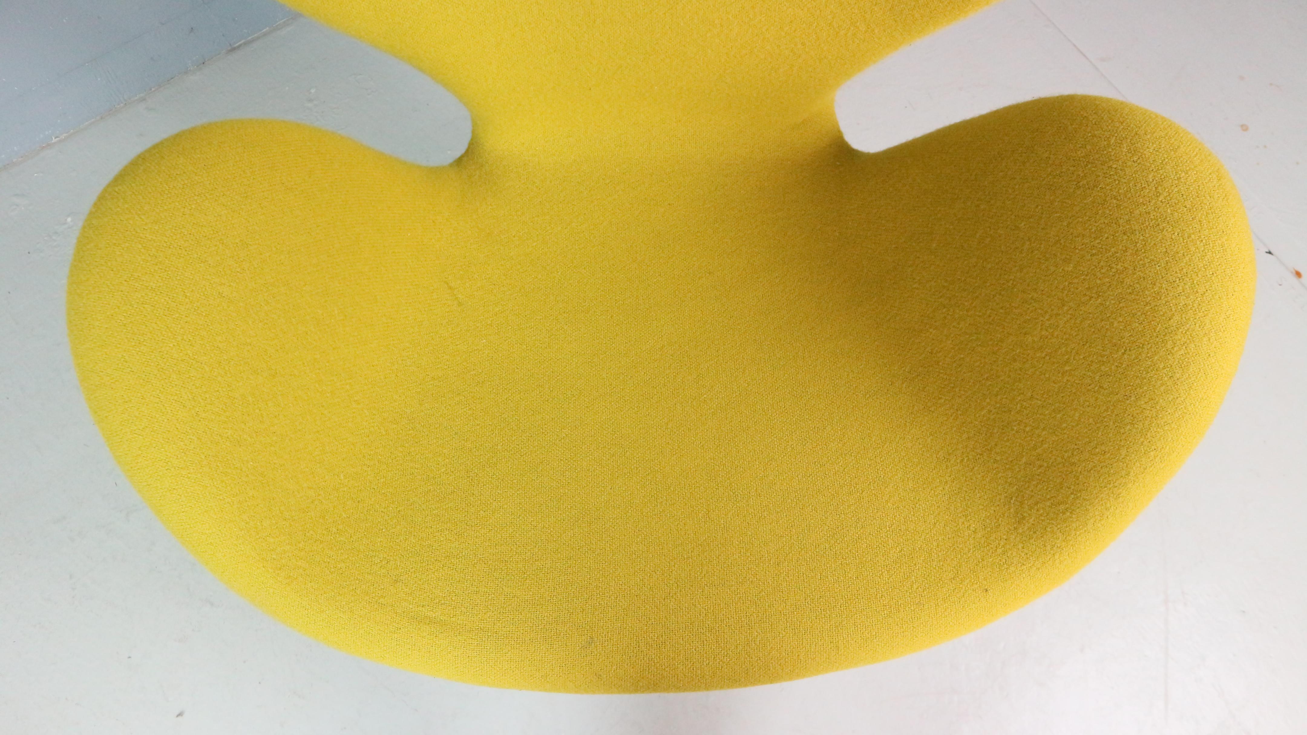 Chaise Swan jaune conçue par Arne Jacobsen et Fritz Hansen en vente 1