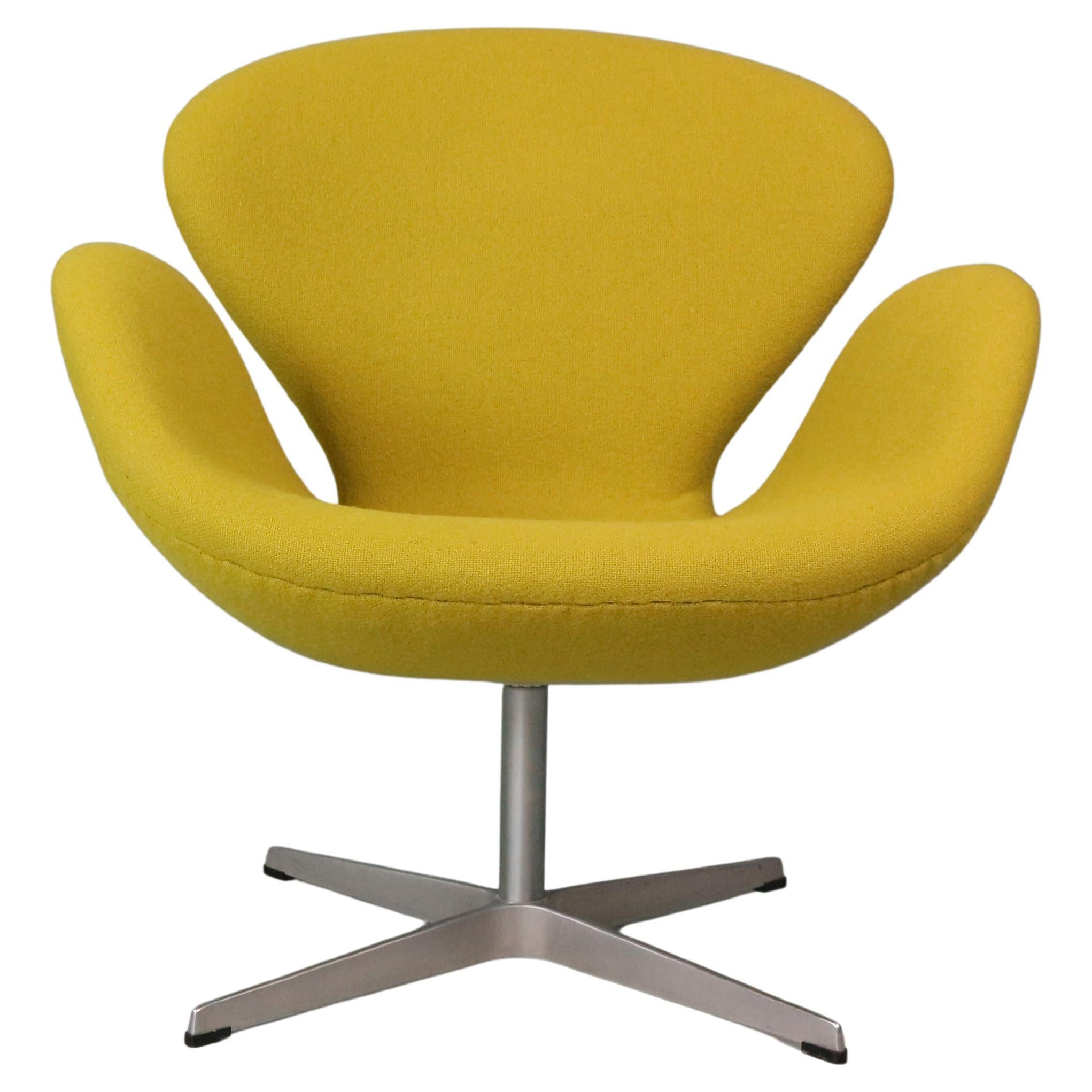Silla Swan en amarillo Diseñada por Arne Jacobsen y Fritz Hansen