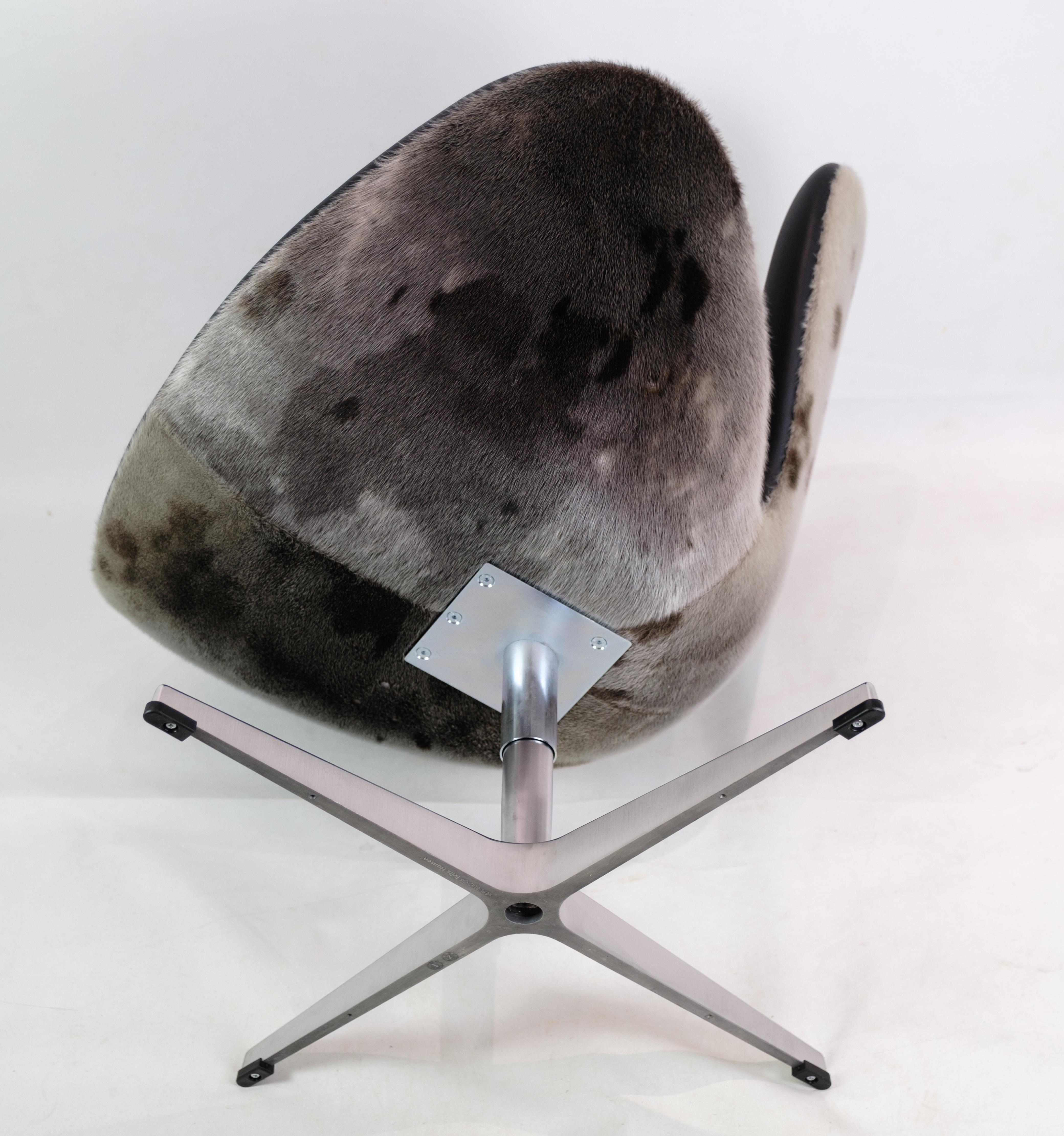 Swan chair Model 3320 Designed By Arne Jacobsen Made By Fritz Hansen From 1958s For Sale 3