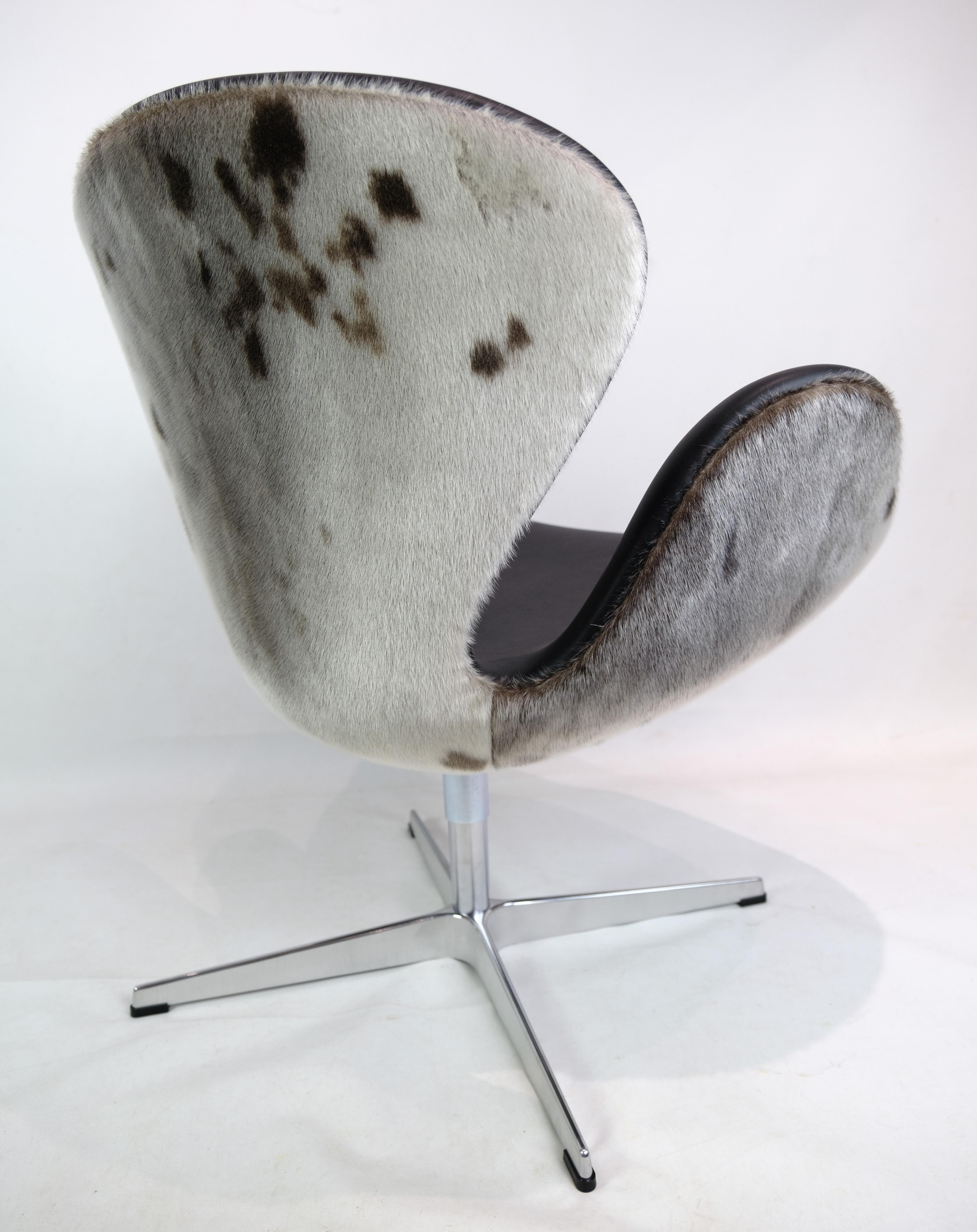 The Swan chair, Model 3320, is an iconic piece of mid-century modern design. Crafted with meticulous attention to detail, this chair was designed by Arne Jacobsen in 1958 and manufactured by Fritz Hansen. Upholstered in elegant black leather and
