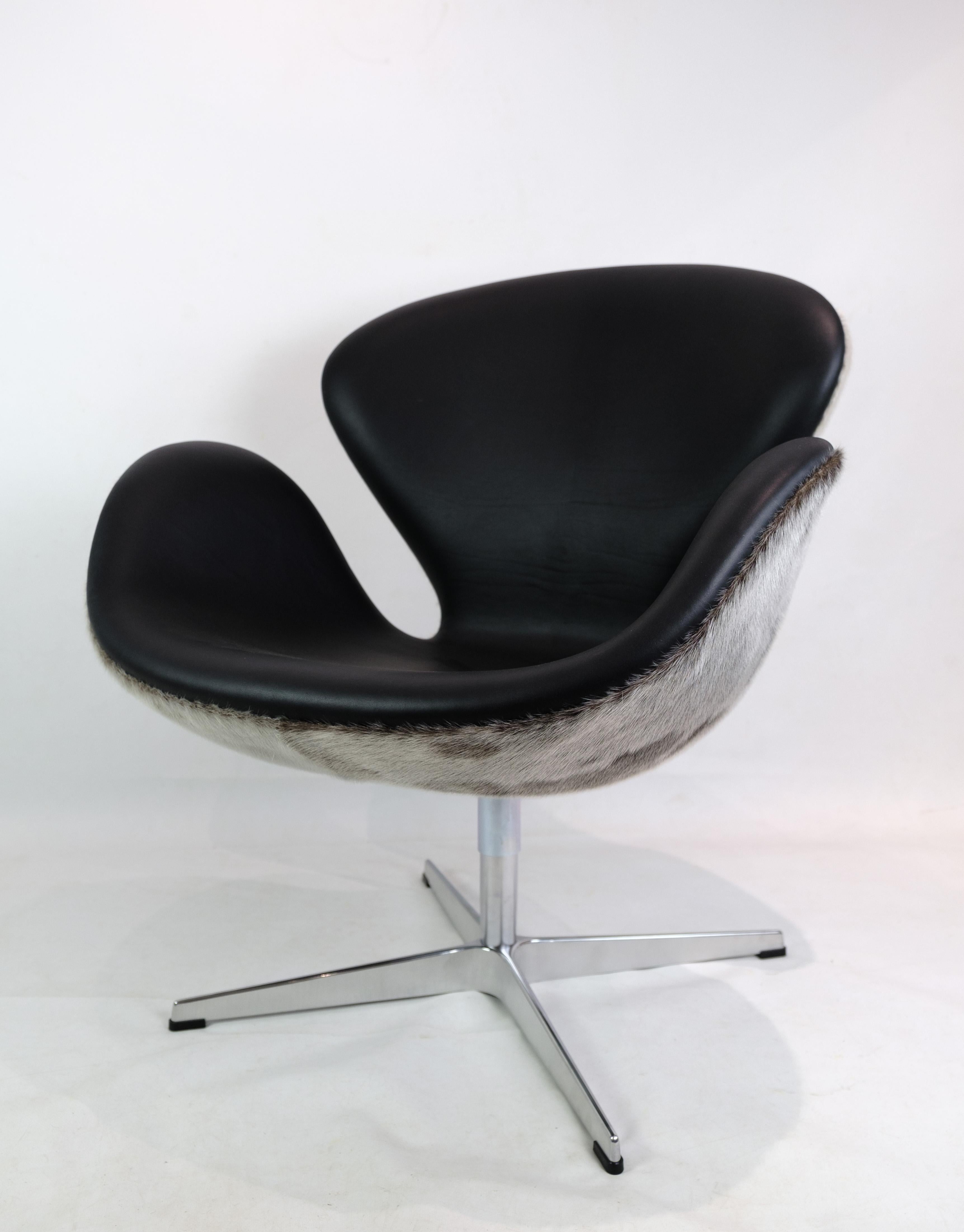 Mid-Century Modern Swan chair Model 3320 Designed By Arne Jacobsen Made By Fritz Hansen From 1958s For Sale
