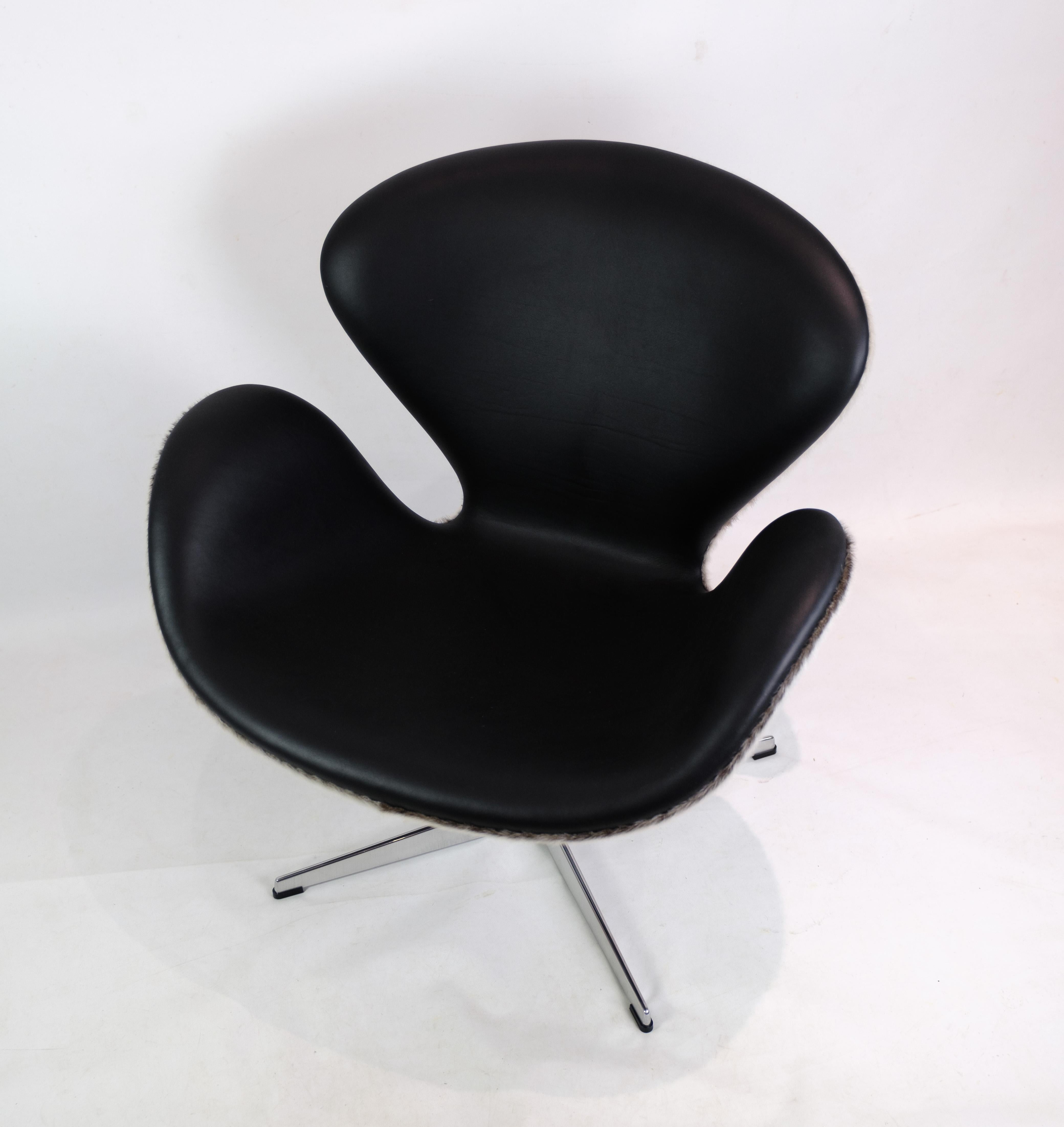 Danish Swan chair Model 3320 Designed By Arne Jacobsen Made By Fritz Hansen From 1958s For Sale
