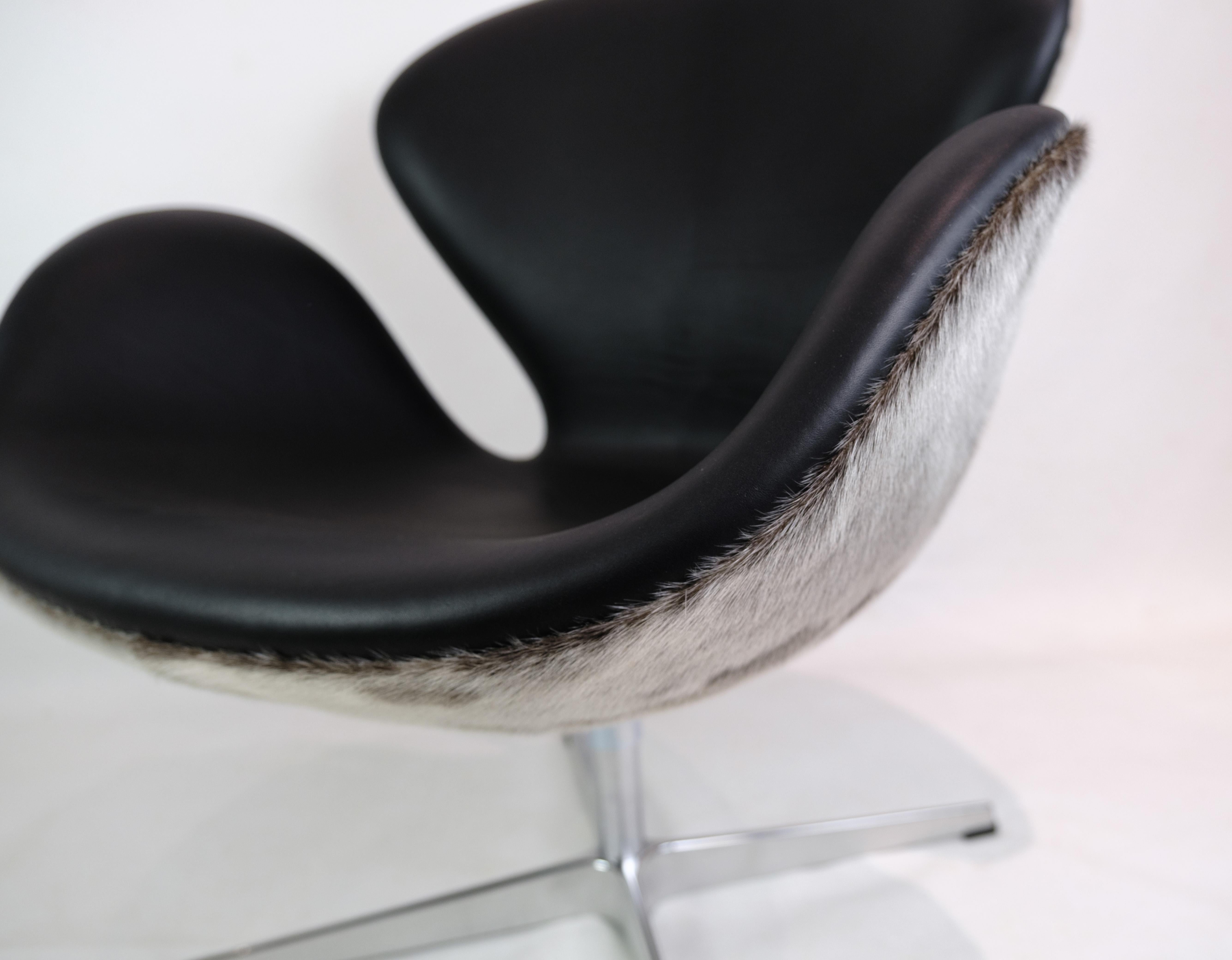 Swan chair Model 3320 Designed By Arne Jacobsen Made By Fritz Hansen From 1958s In Good Condition For Sale In Lejre, DK