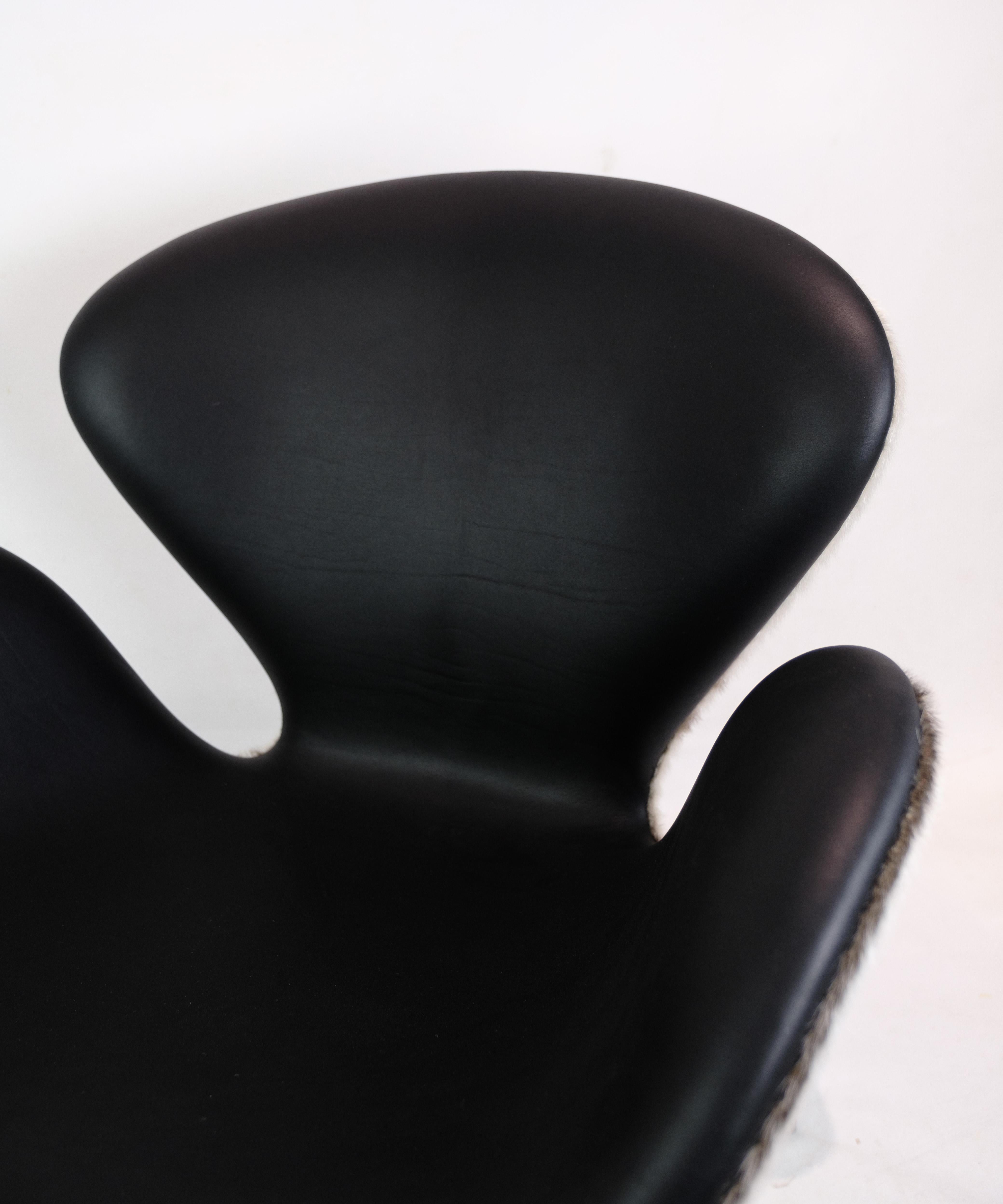 Contemporary Swan chair Model 3320 Designed By Arne Jacobsen Made By Fritz Hansen From 1958s For Sale