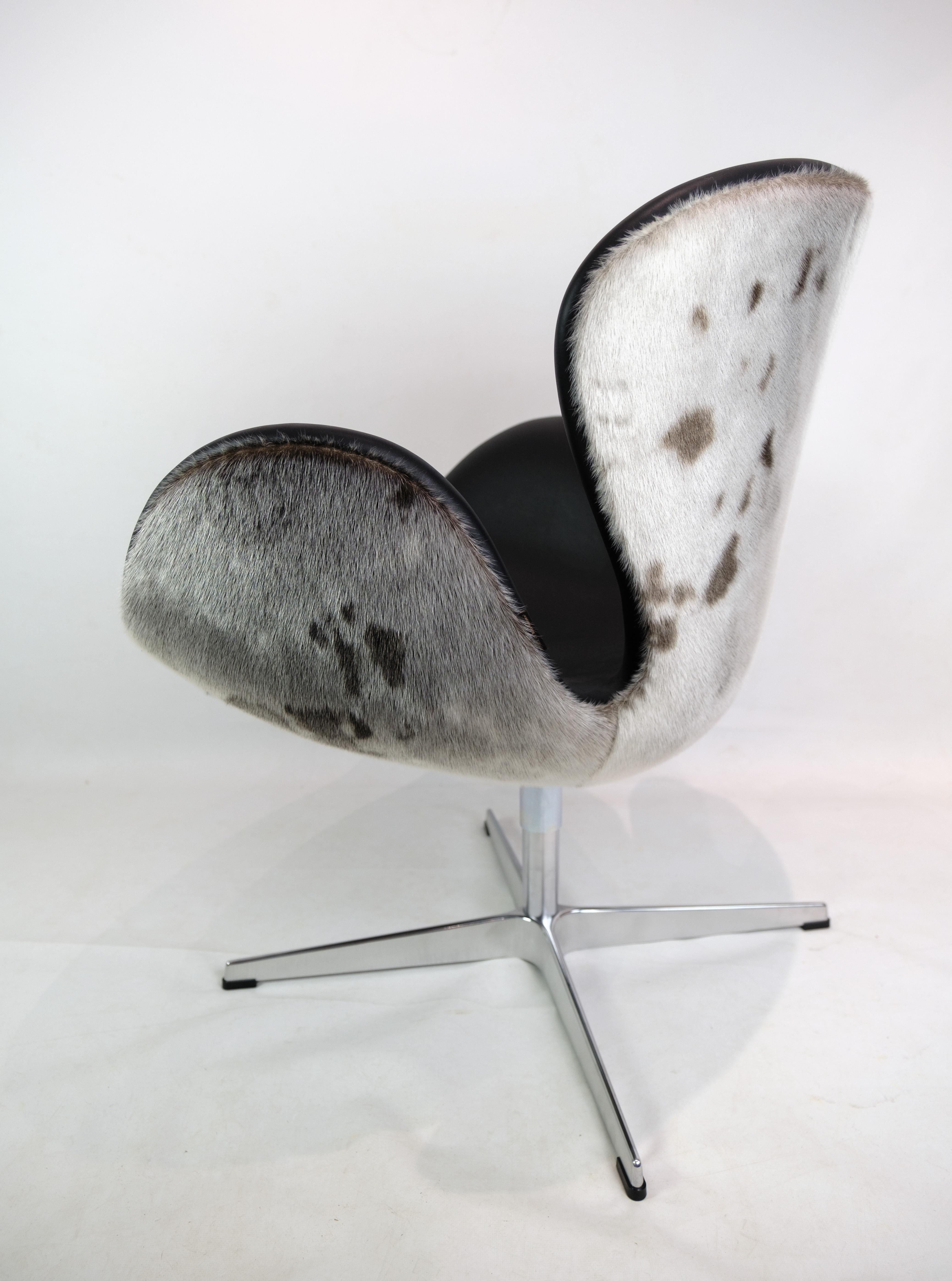 Swan chair Model 3320 Designed By Arne Jacobsen Made By Fritz Hansen From 1958s For Sale 1