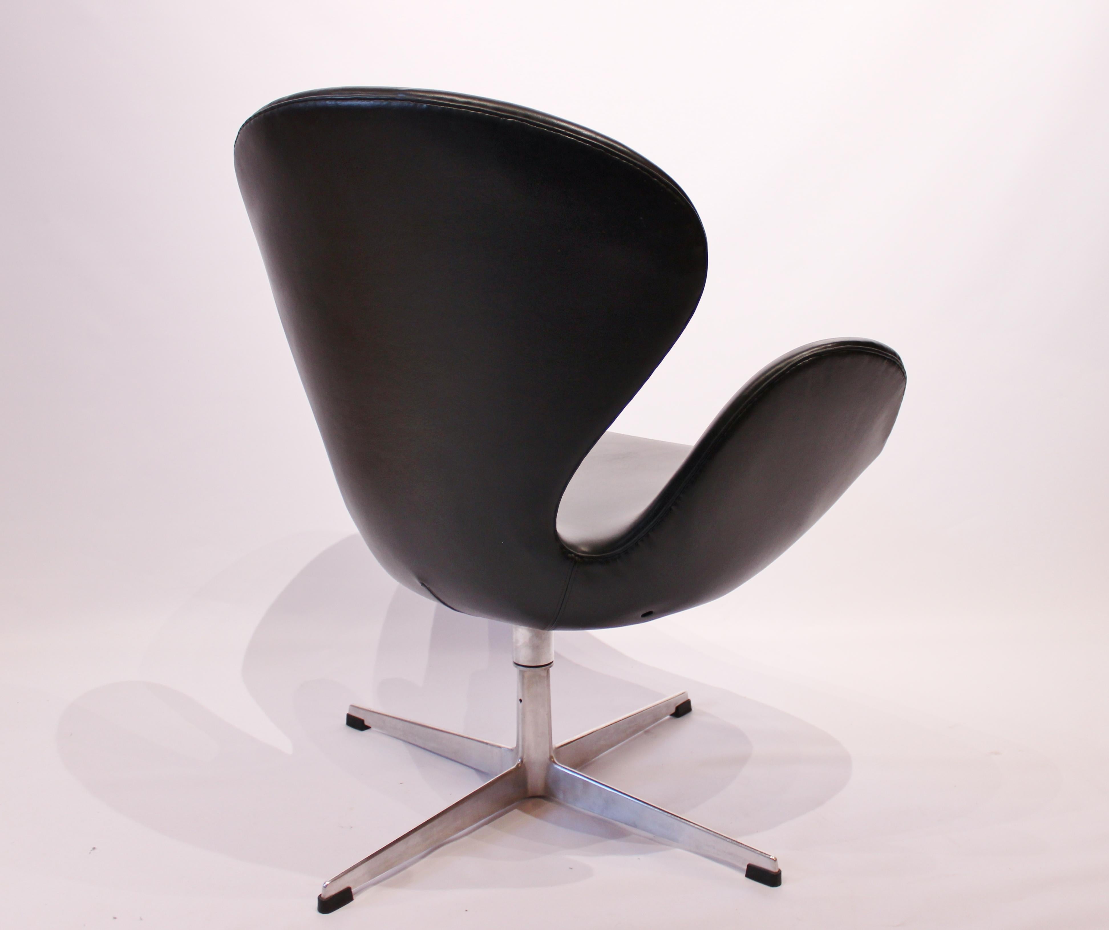 Scandinavian Modern Swan Chair, Model 3320, by Arne Jacobsen and by Fritz Hansen, 1950s