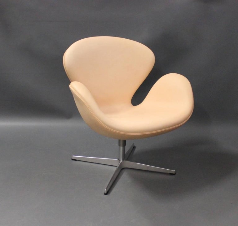 Swan chair, model 3320, with original upholstery of light natural leather designed by Arne Jacobsen in 1958 and manufactured by Fritz Hansen in 2013. We only have on chair left.