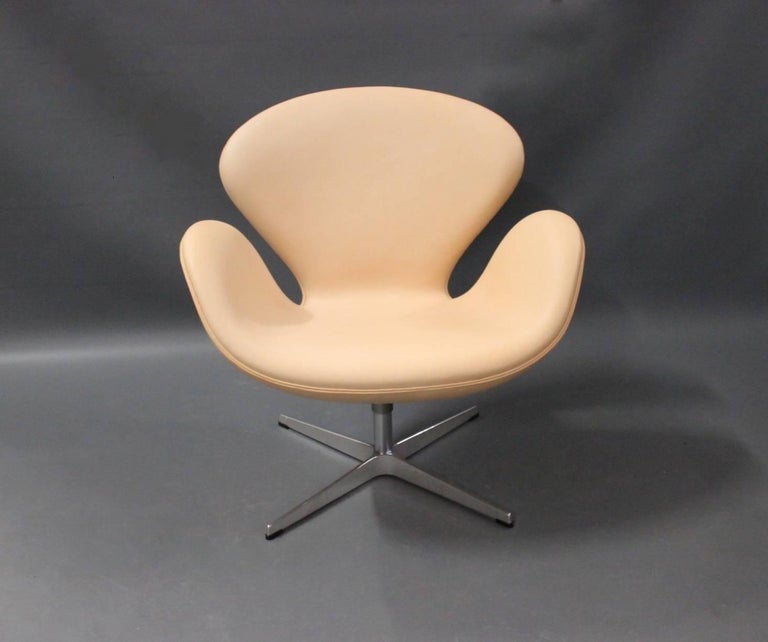 Scandinavian Modern Swan Chair, Model 3320, by Arne Jacobsen and Fritz Hansen, 2013 For Sale