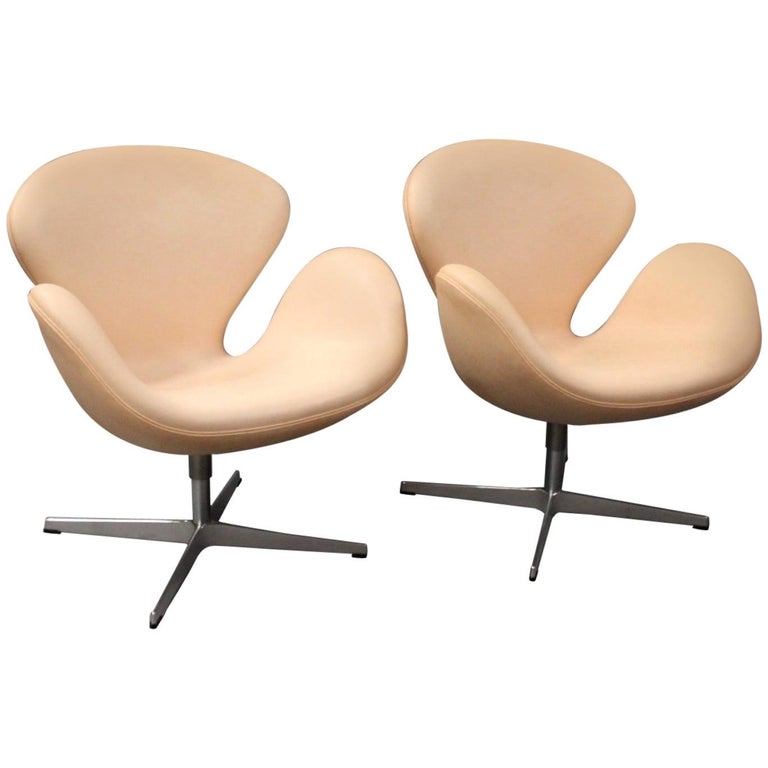 Swan Chair, Model 3320, by Arne Jacobsen and Fritz Hansen, 2013 For Sale