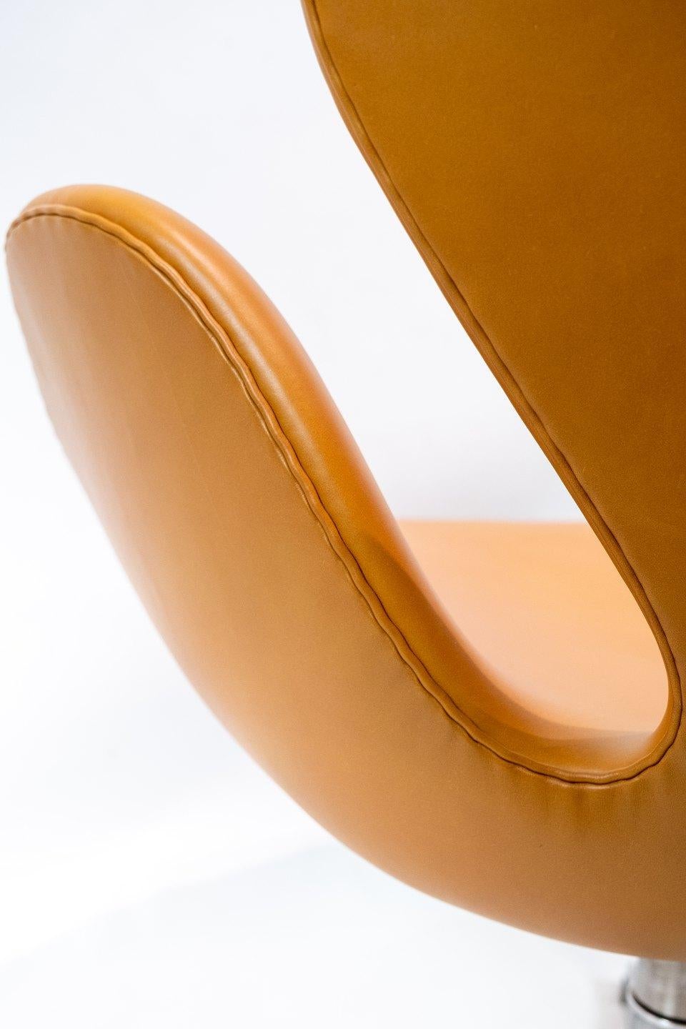 Mid-20th Century Swan Chair, Model 3320, by Arne Jacobsen and Fritz Hansen