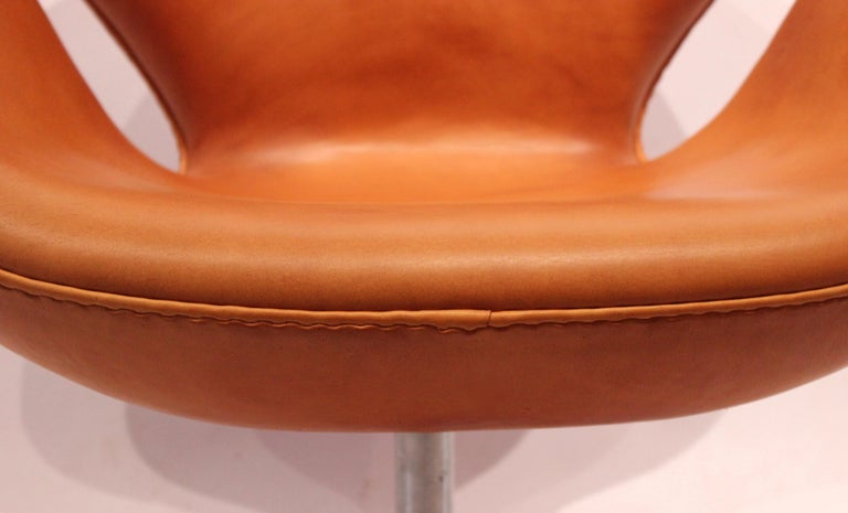 Leather Swan Chair Model 3320 by Arne Jacobsen in 1958 and Fritz Hansen, 2003