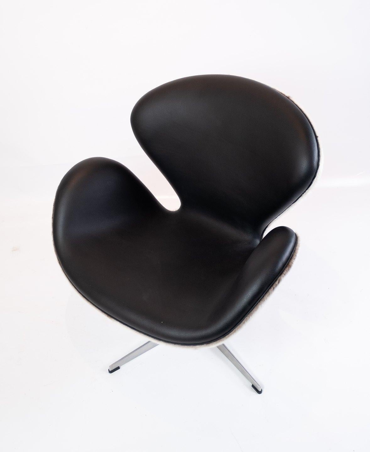 Swan chair, model 3320, designed by Arne Jacobsen in 1958 and manufactured by Fritz Hansen in 2002. The chair is with original upholstery in black leather and seal hide.
   