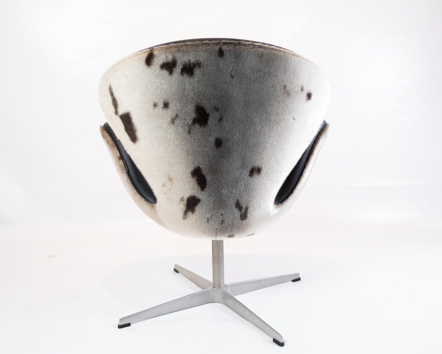 Scandinavian Modern Swan Chair, Model 3320, Designed by Arne Jacobsen, 2002