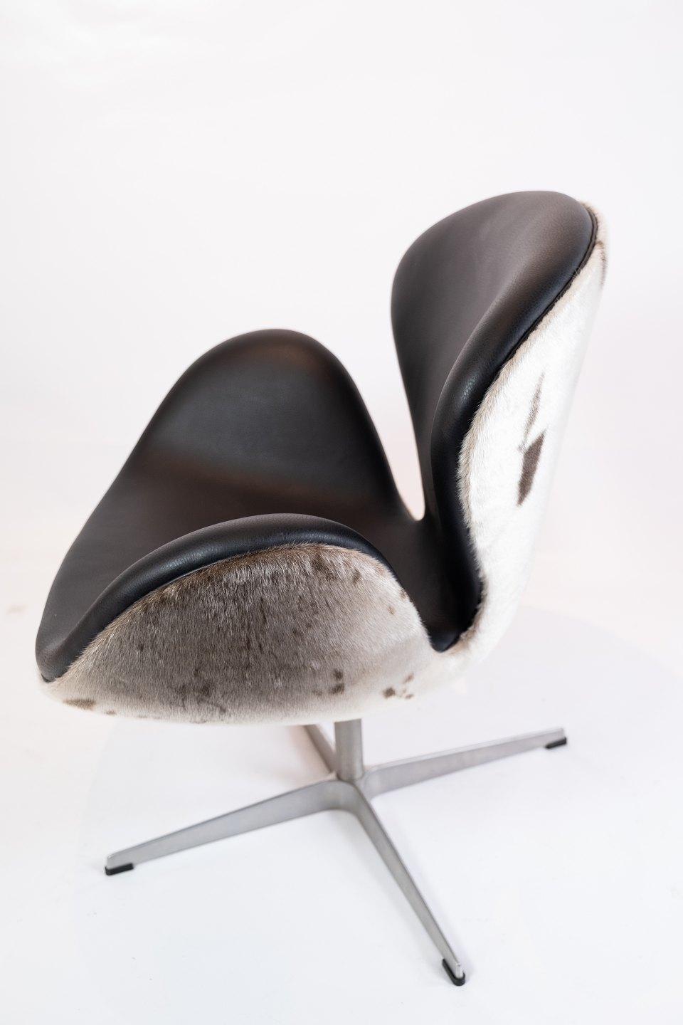 Danish Swan Chair, Model 3320, Designed by Arne Jacobsen, 2002