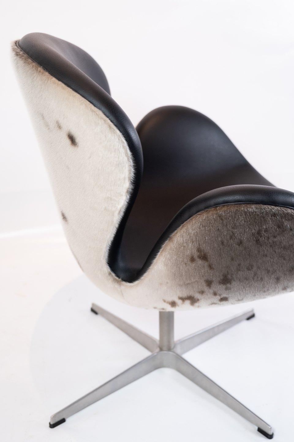 Swan Chair, Model 3320, Designed by Arne Jacobsen, 2002 1