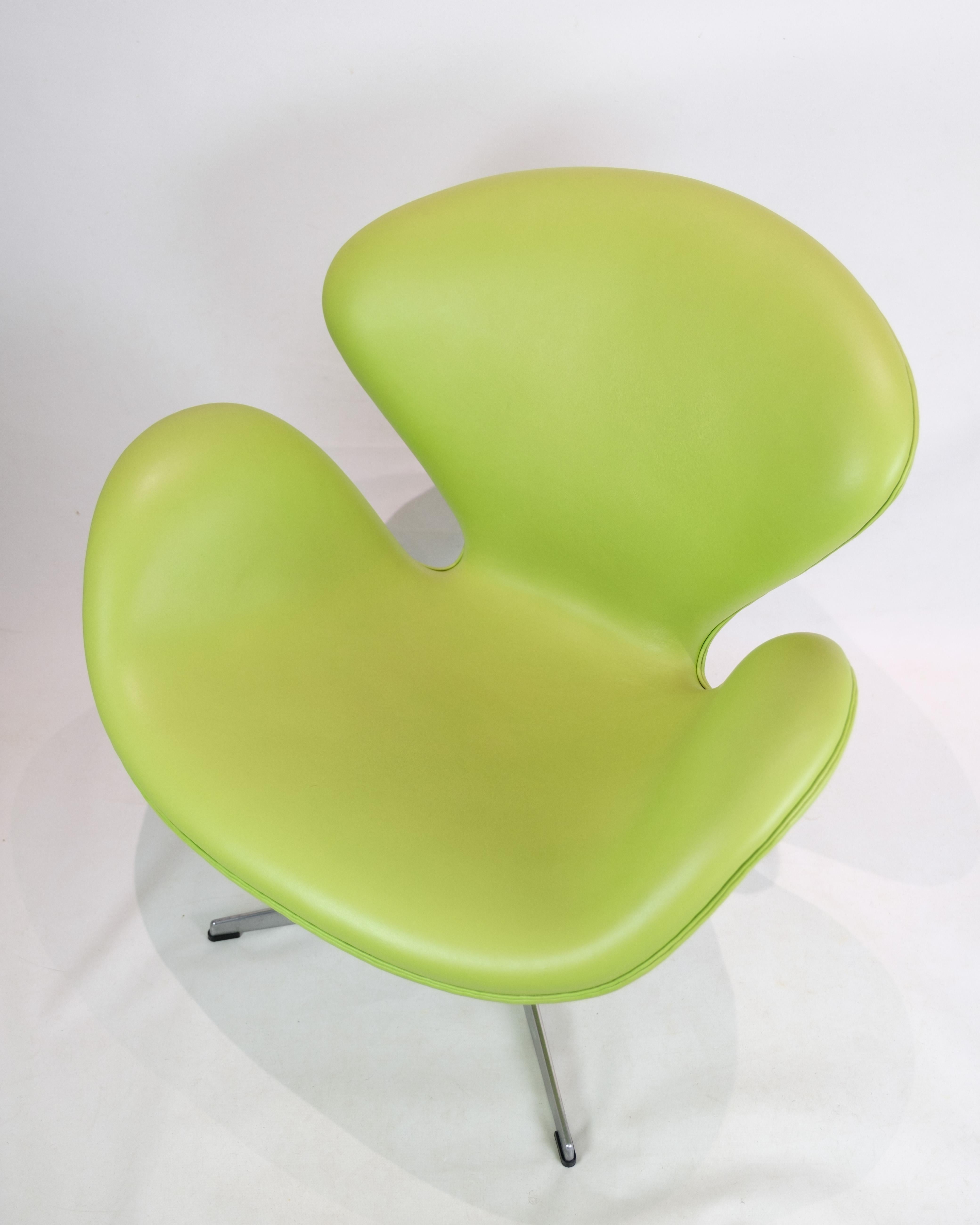 Scandinavian Modern Swan Chair Model 3320 Designed By Arne Jacobsen Made By Fritz Hansen From 2007 For Sale