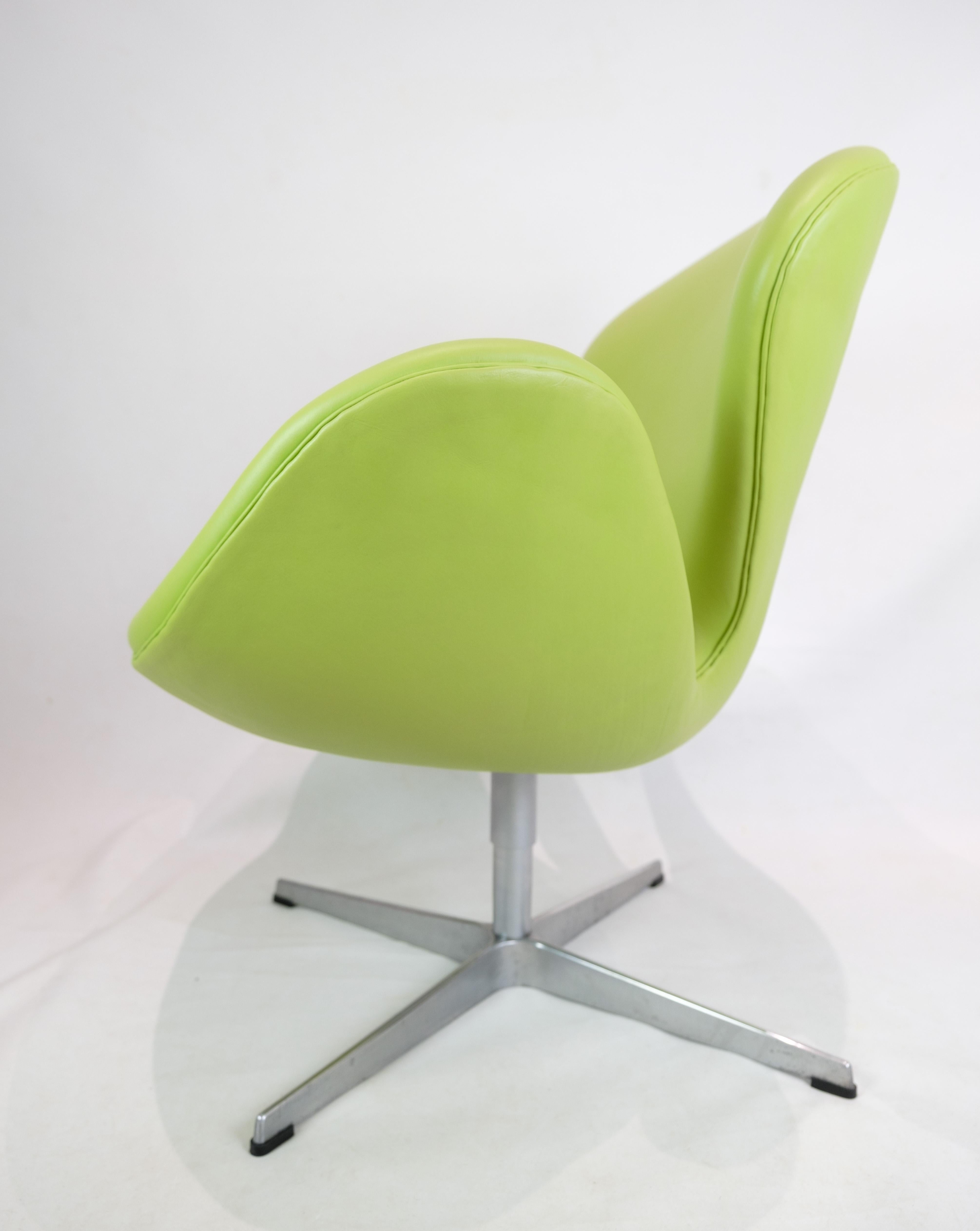 Contemporary Swan Chair Model 3320 Designed By Arne Jacobsen Made By Fritz Hansen From 2007 For Sale