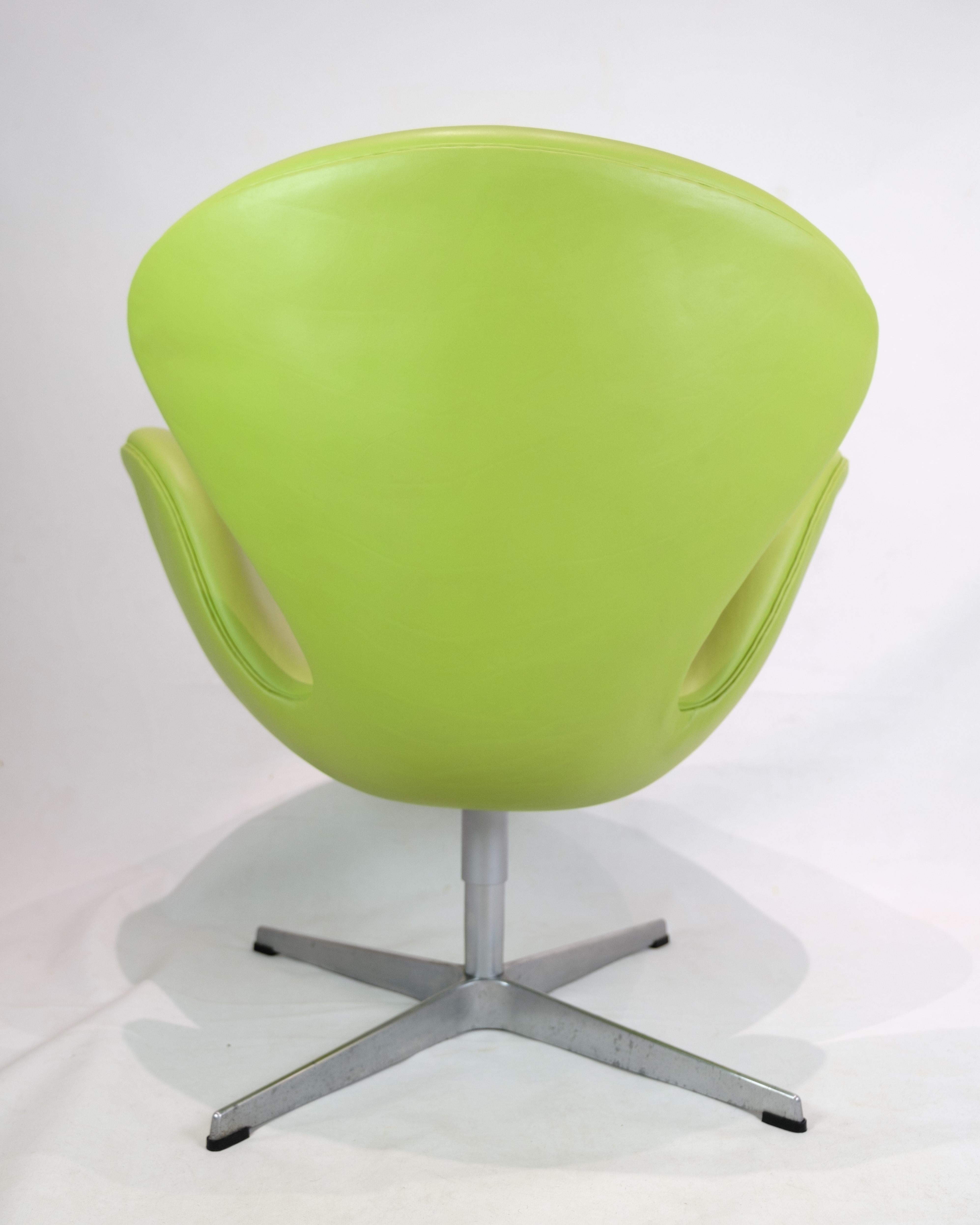 Leather Swan Chair Model 3320 Designed By Arne Jacobsen Made By Fritz Hansen From 2007 For Sale