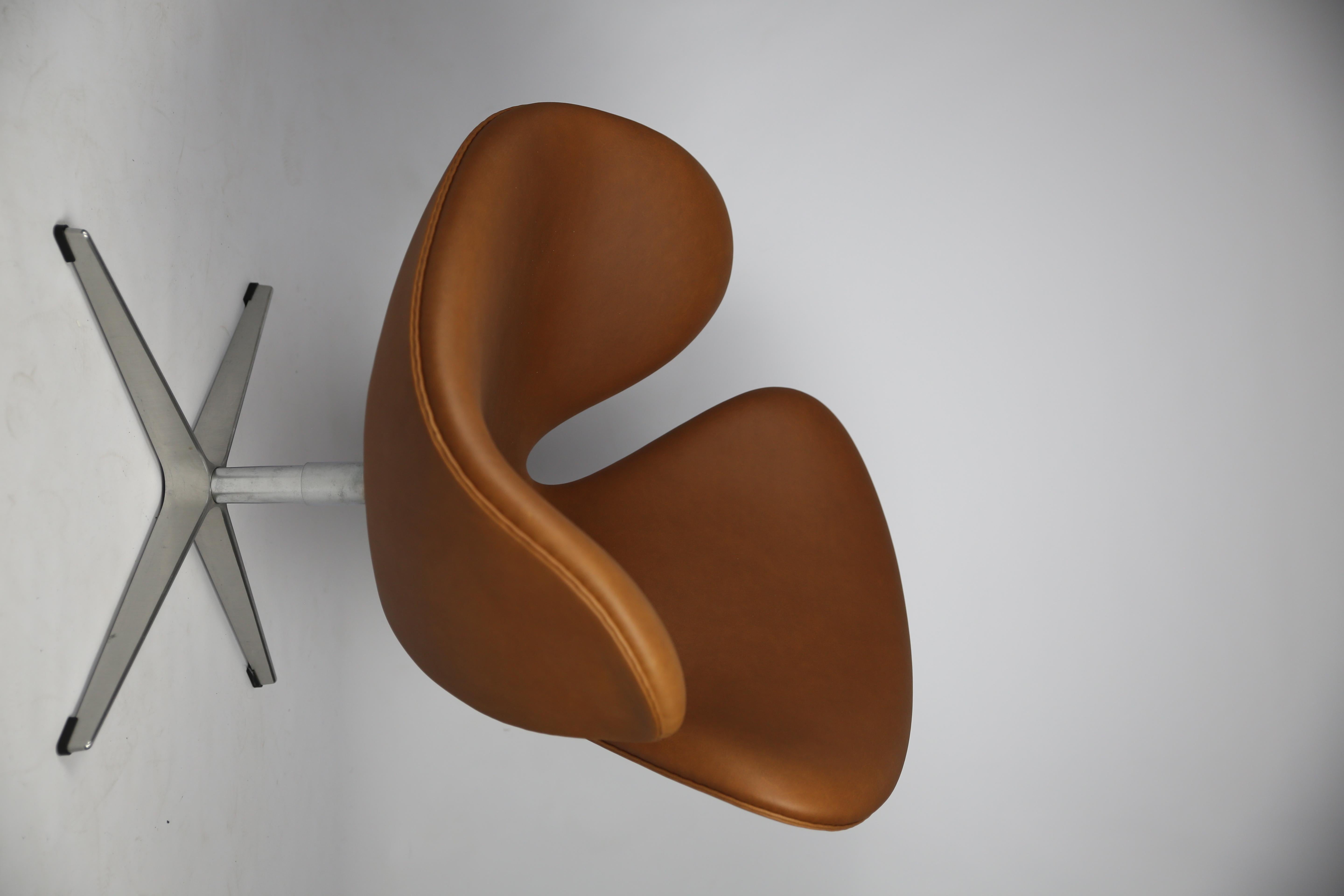 Arne Jacobsen, Arne Jacobsen, Swan Chair 3320, Sessel mit Rückdrehfuß

Der von Arne Jacobsen entworfene Sessel Swan ist aus unserem eleganten Anilinleder in Haselnuss gefertigt und verfügt über einen drehbaren Sockel, der sich beim Aufstehen