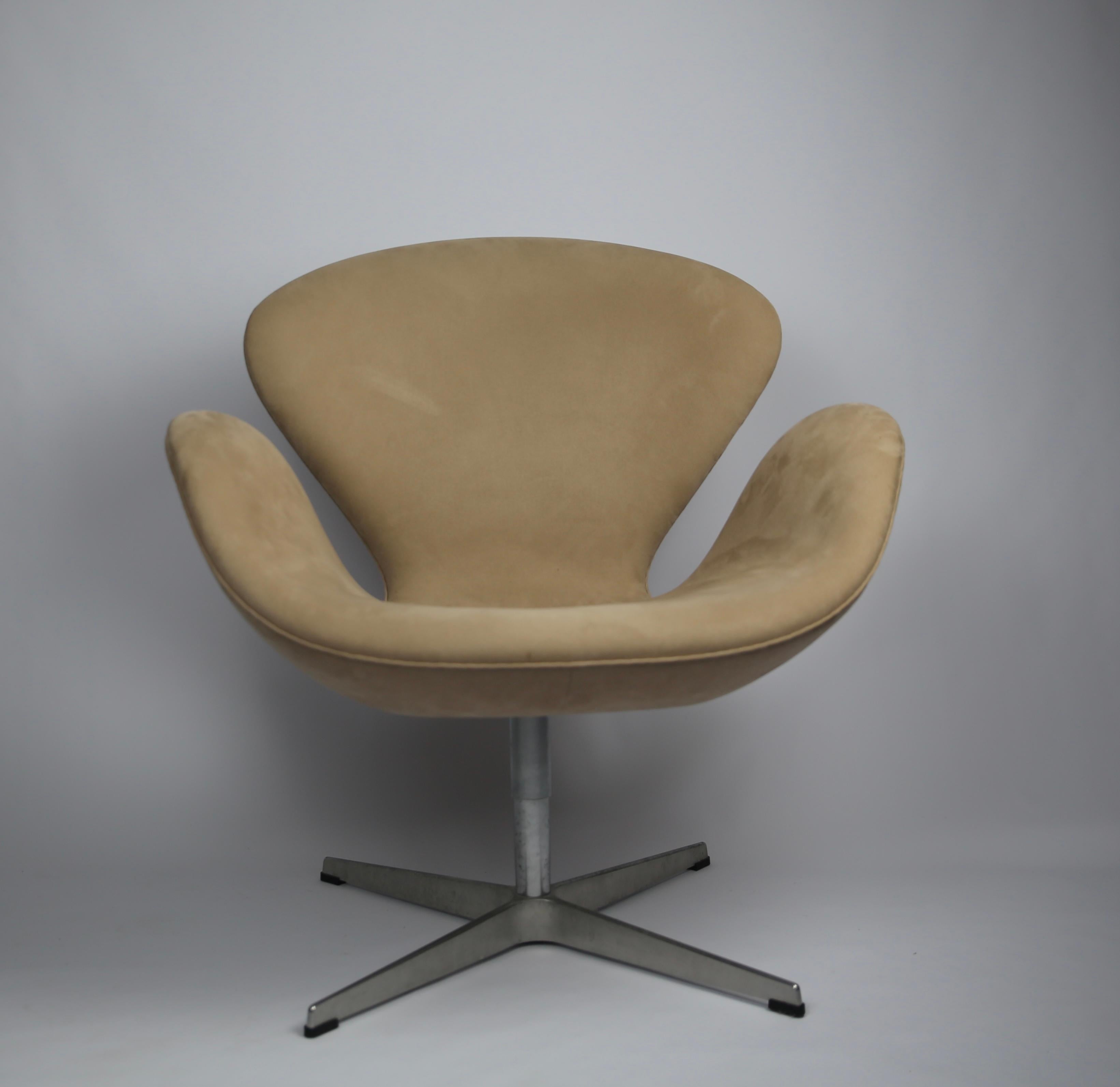 Arne Jacobsen, Arne Jacobsen, Sedia Swan 3320. 

La sedia Swan, disegnata da Arne Jacobsen, è realizzata in elegante tessuto Alcantara.

Designer: Arne Jacobsen
Produttore: Fritz Hansen
Modello: Sedia Swan con base girevole con ritorno
Dimensioni:
