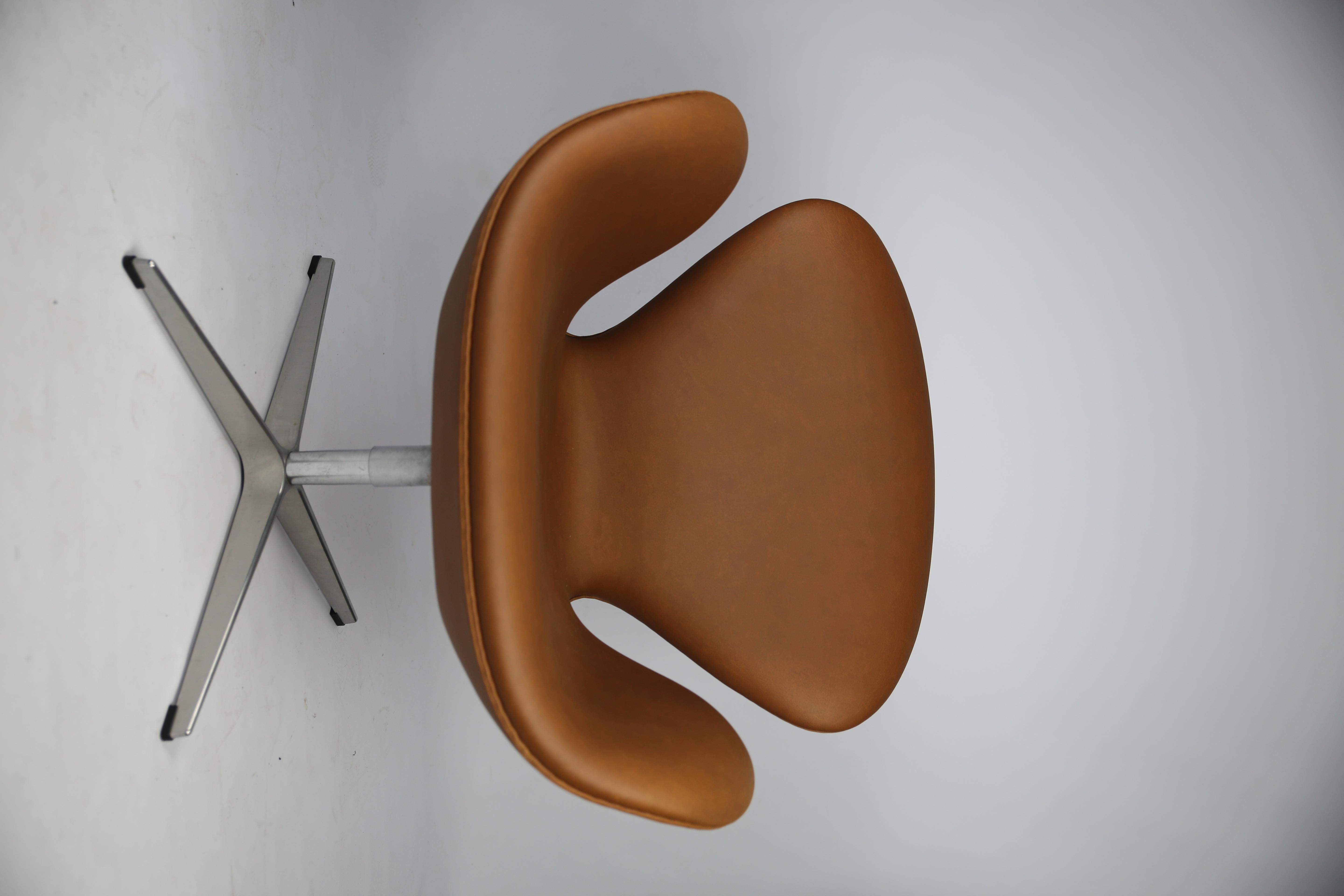 Swan Stuhl , Modell 3320 Haselnussfarbenes Anilinleder, Arne Jacobsen (Moderne der Mitte des Jahrhunderts) im Angebot