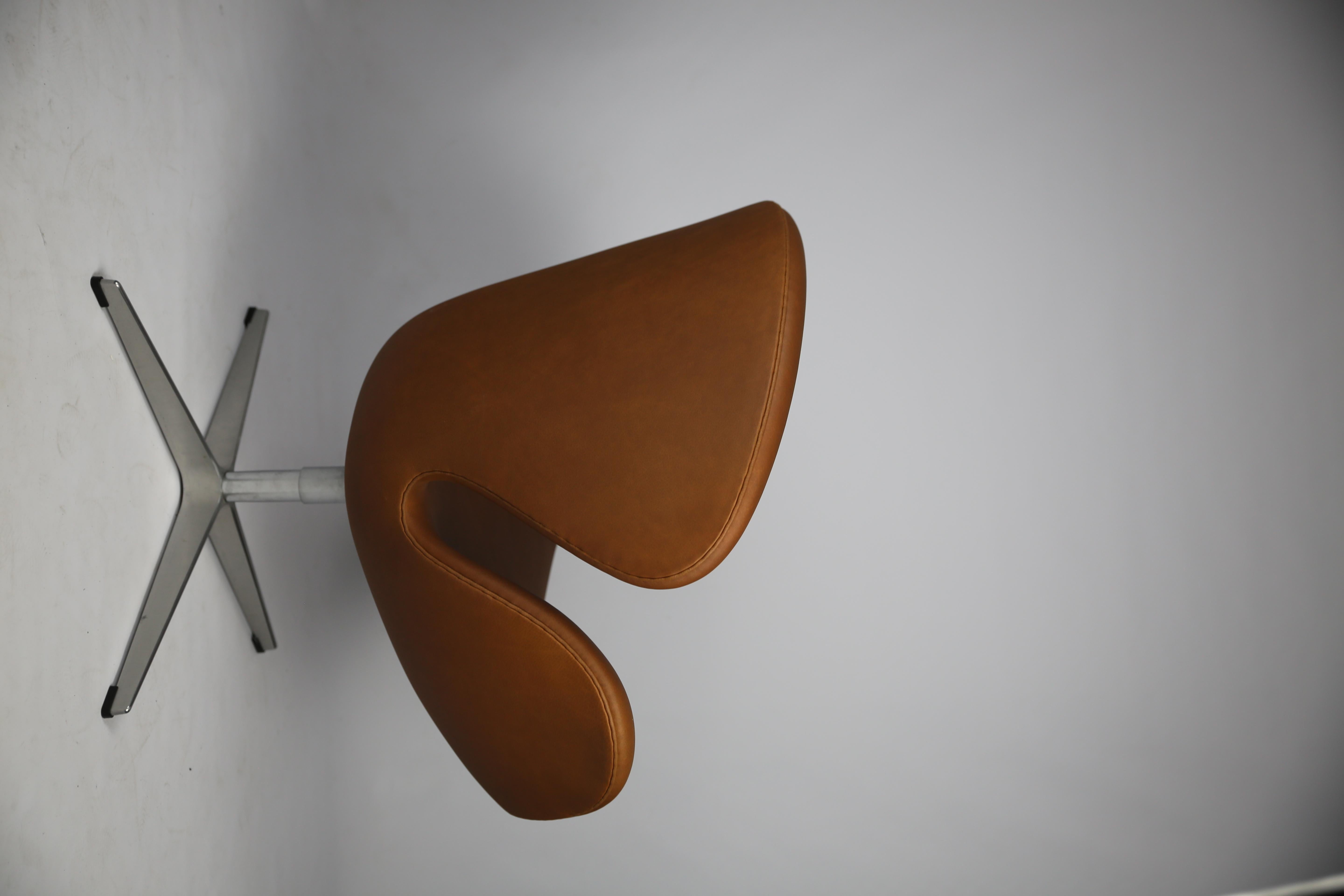 Swan Stuhl , Modell 3320 Haselnussfarbenes Anilinleder, Arne Jacobsen (Dänisch) im Angebot