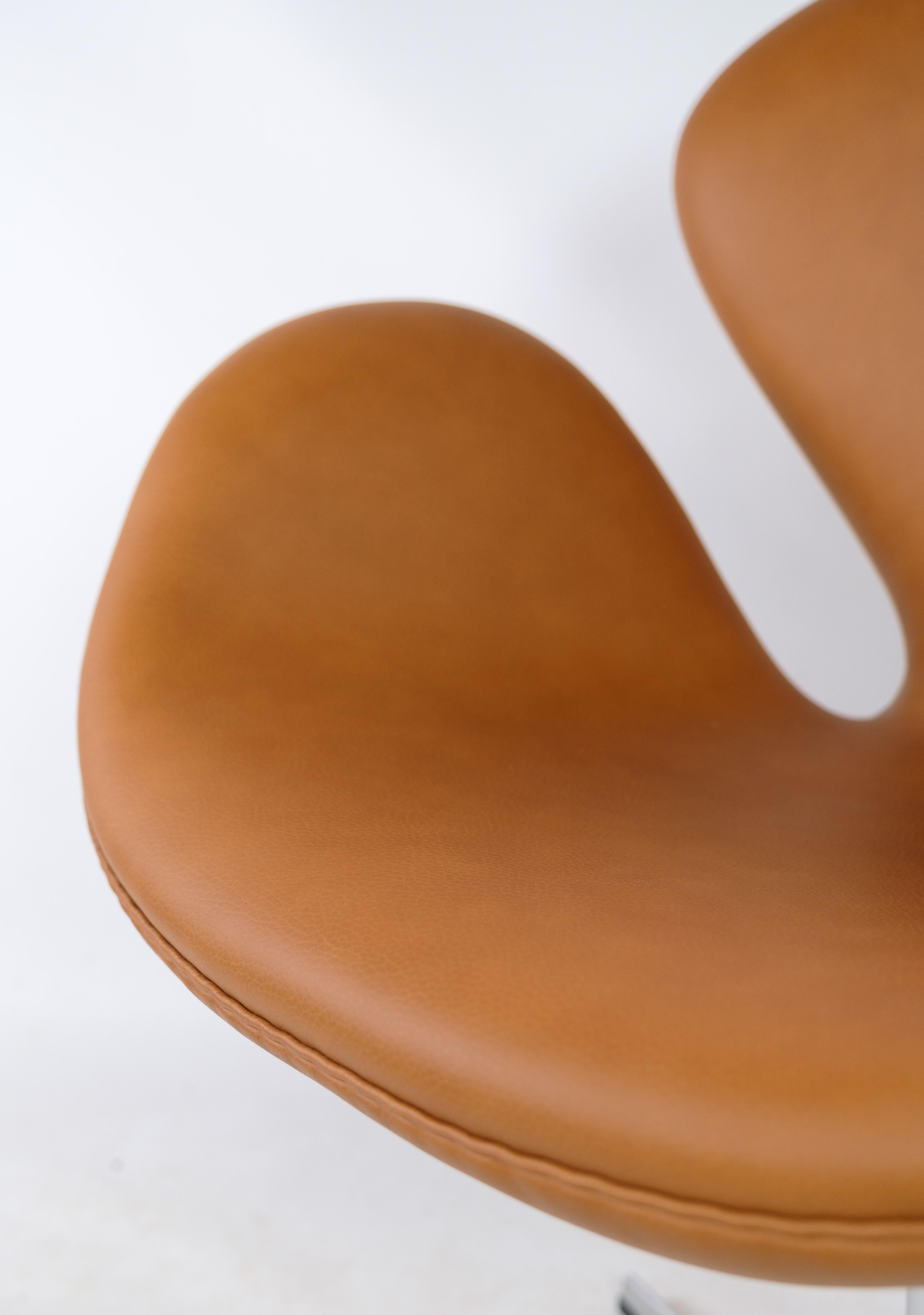 Der Schwan, Modell 3320, entworfen von Arne Jacobsen, hergestellt von Fritz Hansen und entworfen in den Jahren 1957-1958. Der Sessel ist mit Original-Leder von höchster Qualität, Nussbaum Eleganz und in ausgezeichnetem Zustand gemacht. Der Stuhl ist