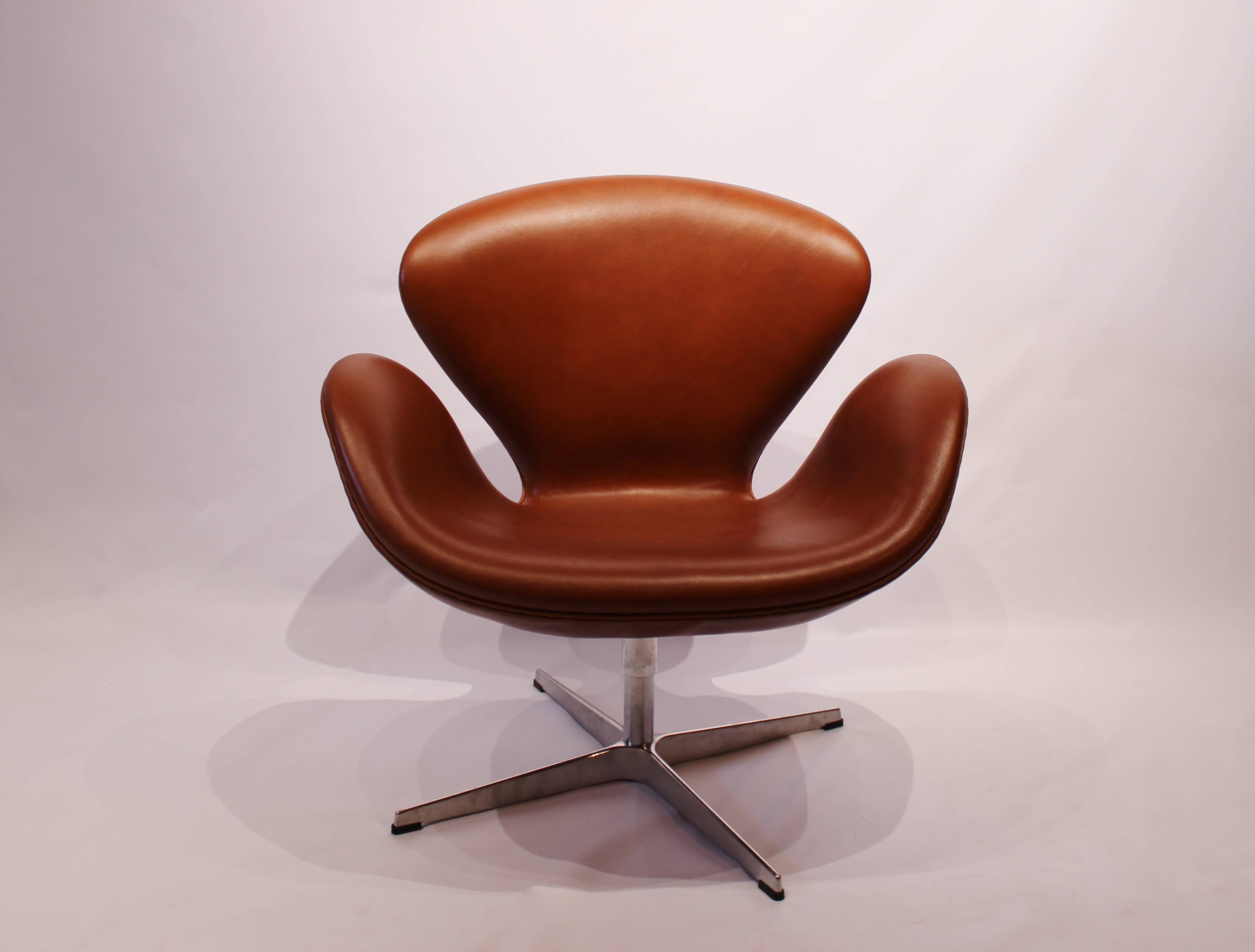 Swan chair, model 3320, designed by Arne Jacobsen in 1958 and manufactured by Fritz Hansen in 2015. The chair is upholstered in walnut elegance leather and is in great vintage condition.