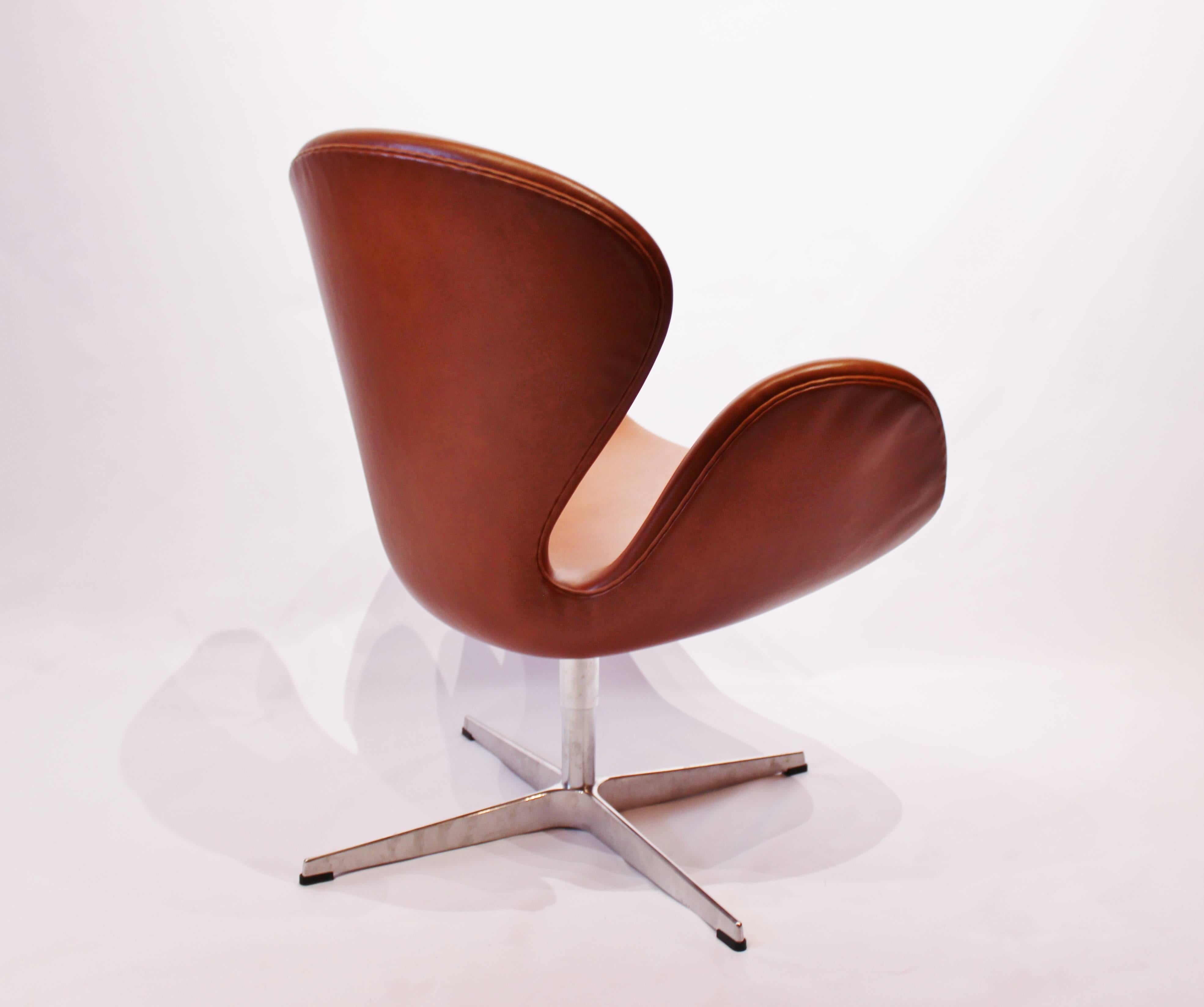 Scandinavian Modern Swan Chair, Model 3320, Walnut by Arne Jacobsen and Fritz Hansen, 2015