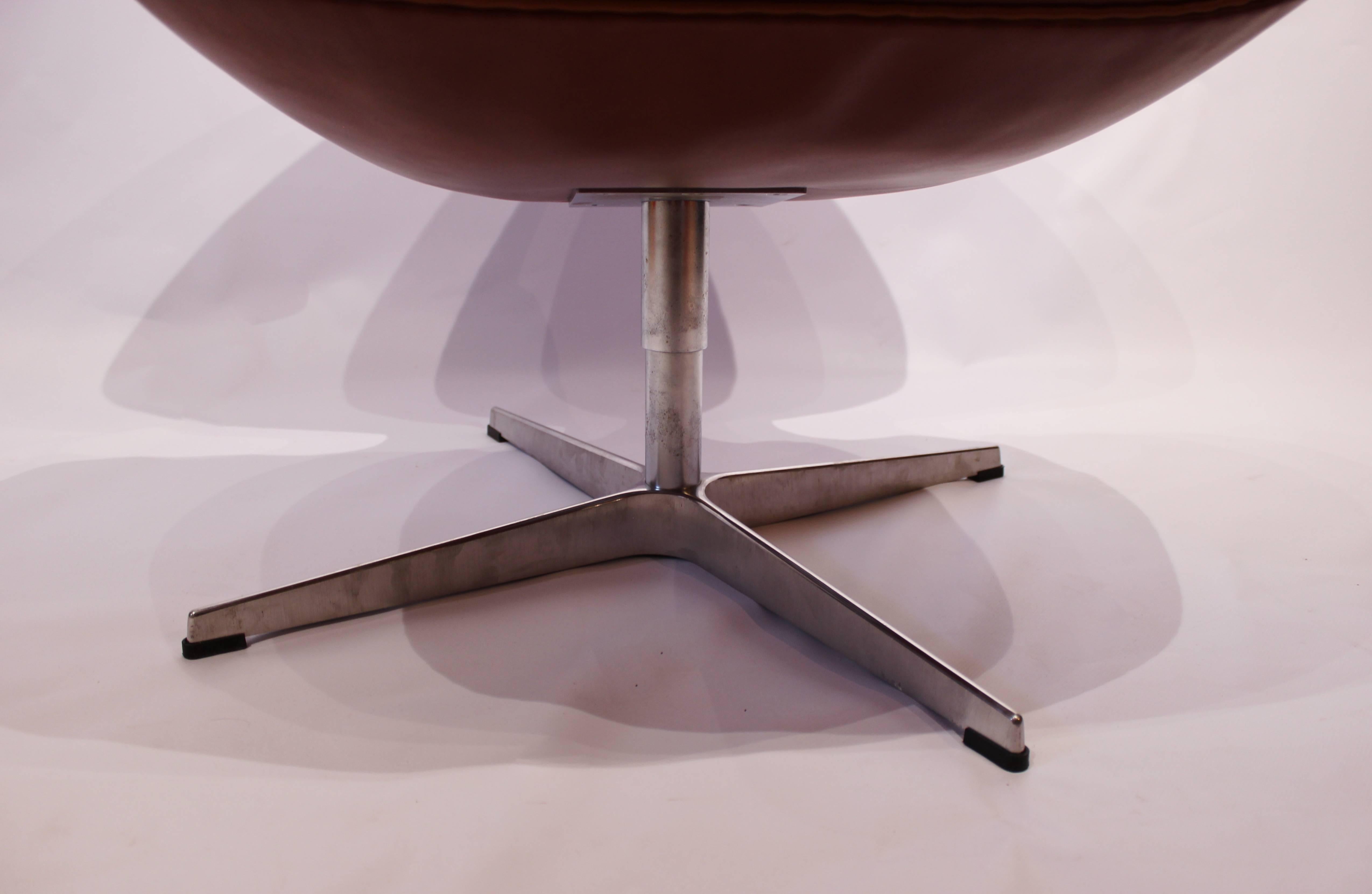 Swan Chair, Model 3320, Walnut by Arne Jacobsen and Fritz Hansen, 2015 In Good Condition In Lejre, DK