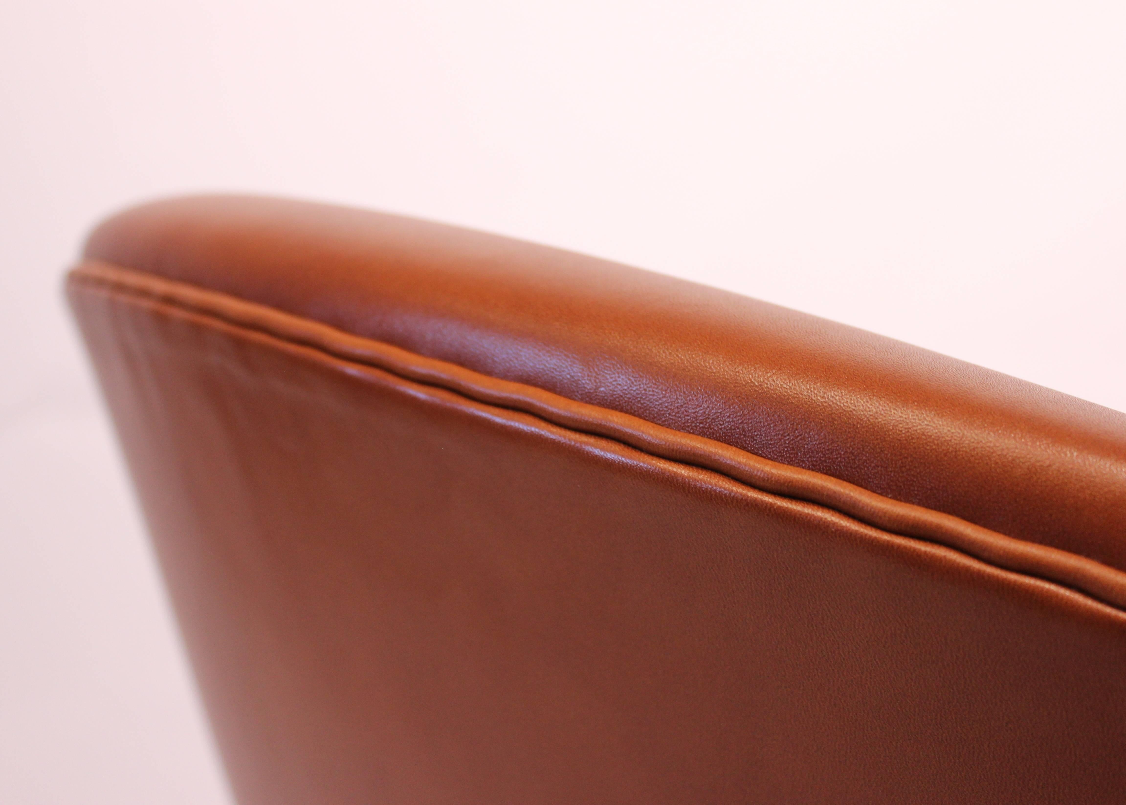 Swan Chair, Model 3320, Walnut by Arne Jacobsen and Fritz Hansen, 2015 2