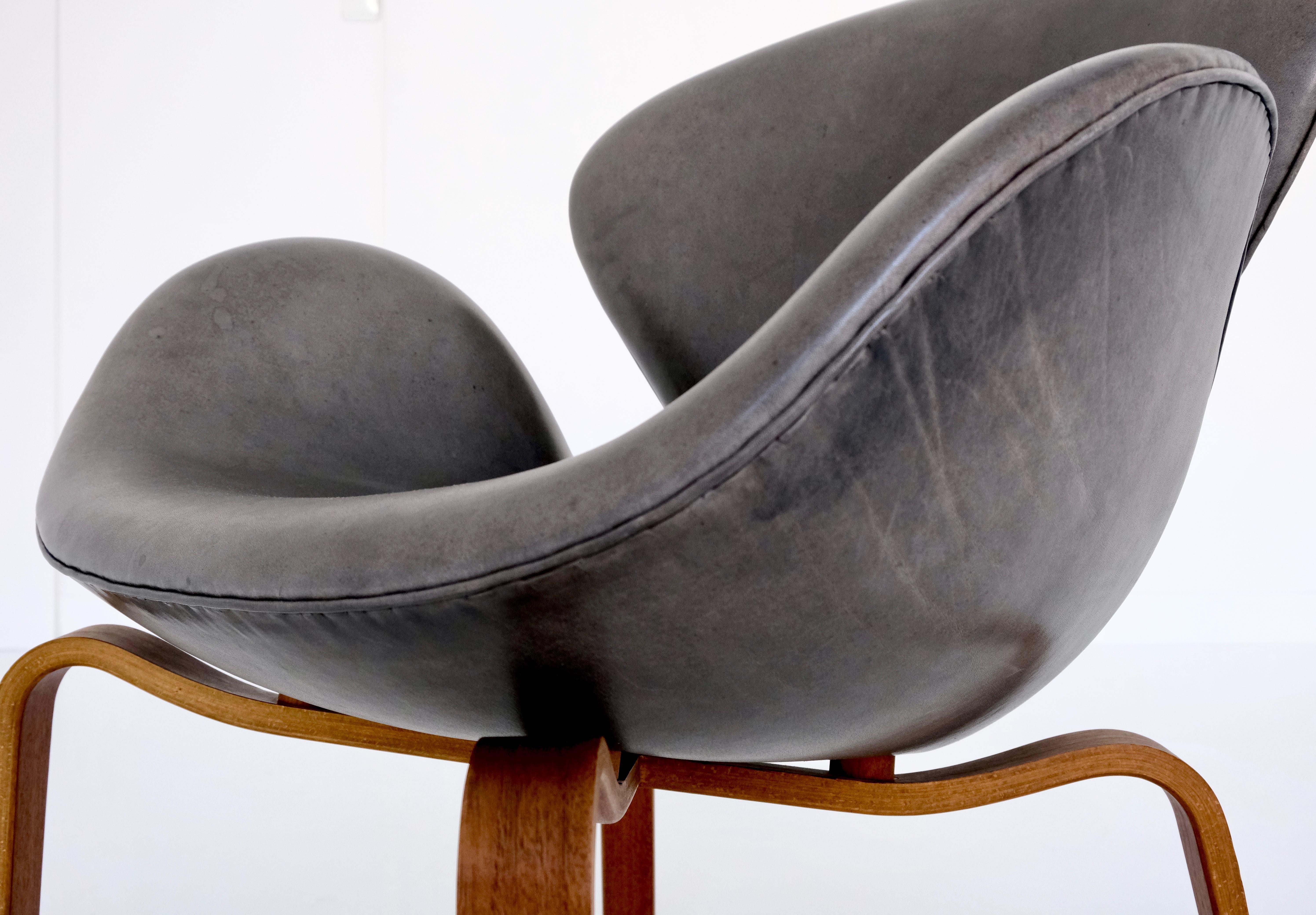 Scandinavian Modern Swan Chair with Laminated Wooden Base, Arne Jacobsen for Fritz Hansen, 1958