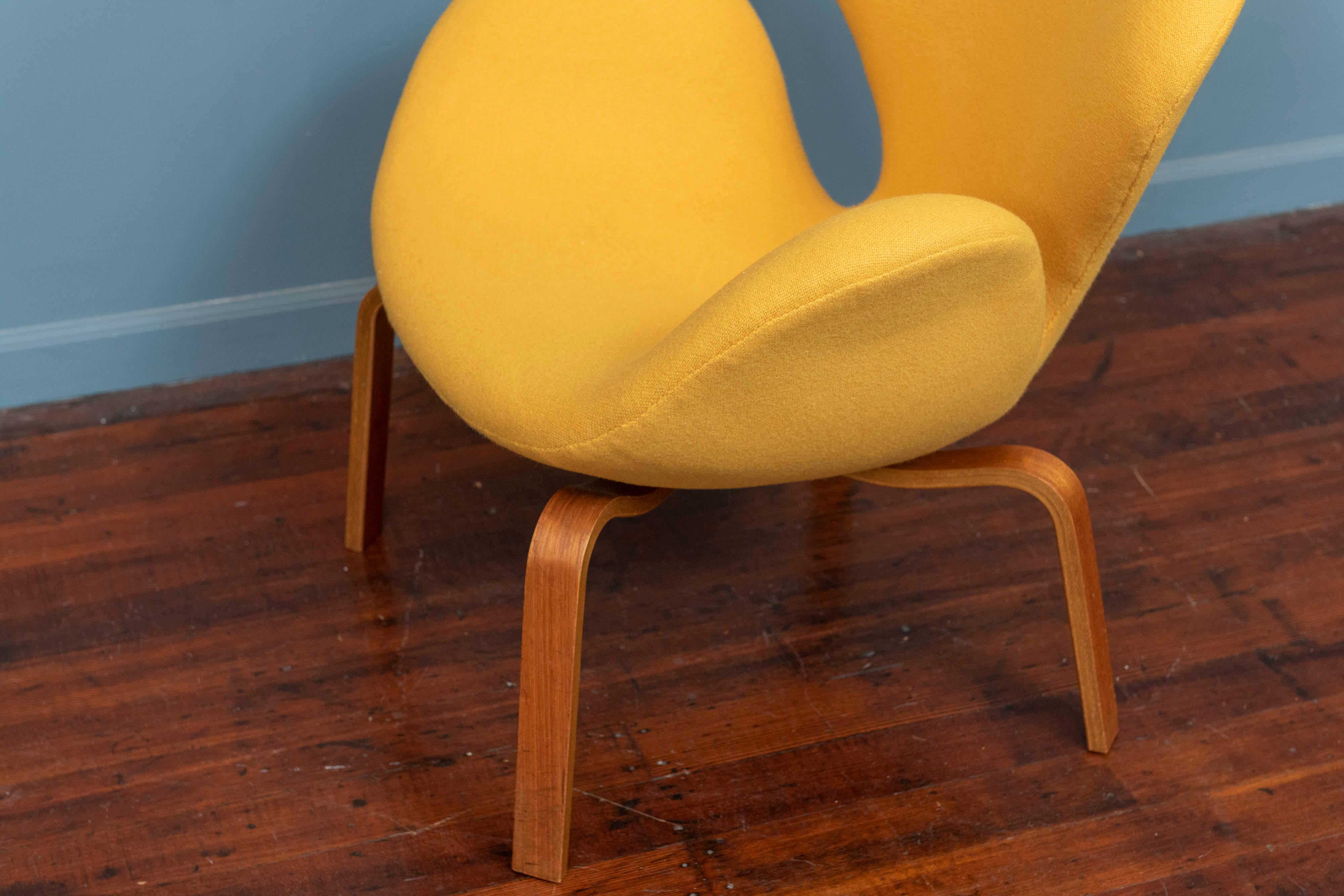 Swan Chair with Laminated Wooden Base, Arne Jacobsen for Fritz Hansen, 1958 In Good Condition In San Francisco, CA