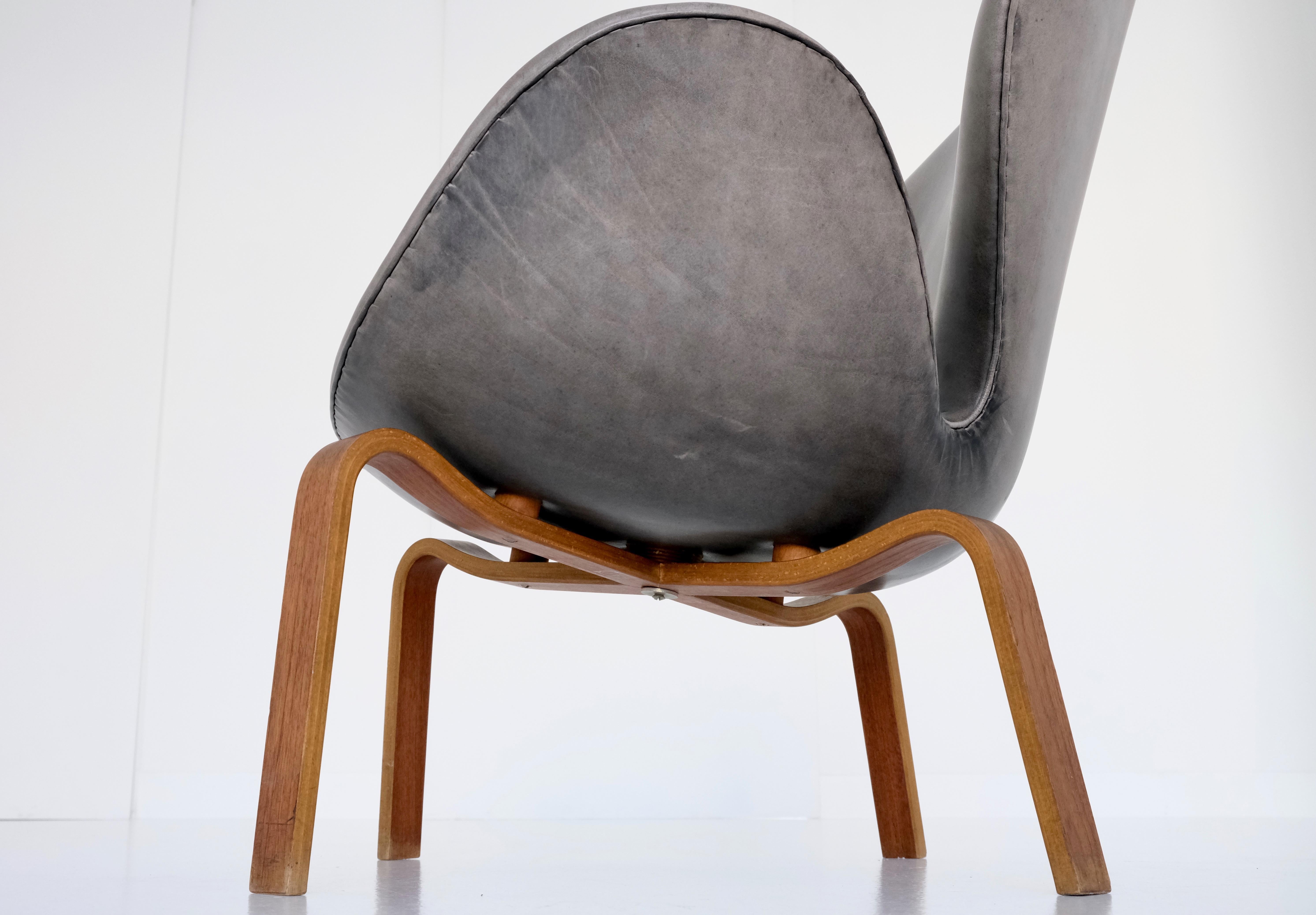 Mid-20th Century Swan Chair with Laminated Wooden Base, Arne Jacobsen for Fritz Hansen, 1958