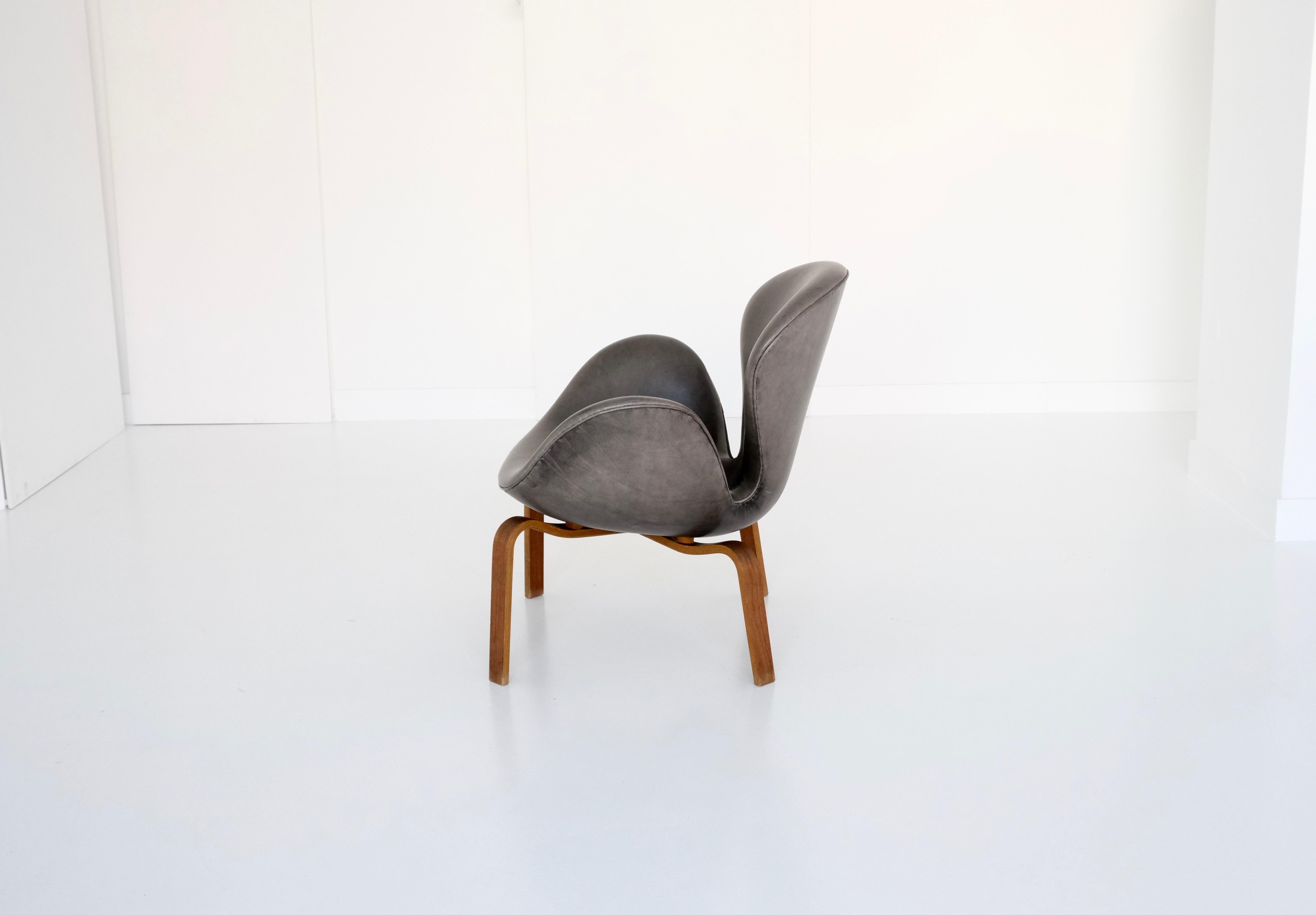 Leather Swan Chair with Laminated Wooden Base, Arne Jacobsen for Fritz Hansen, 1958