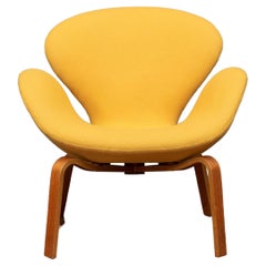 Vintage Swan Chair with Laminated Wooden Base, Arne Jacobsen for Fritz Hansen, 1958