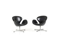 Swan Chairs by Arne Jacobsen for Fritz Hansen 1963 / New Upholstery with Arne Sø