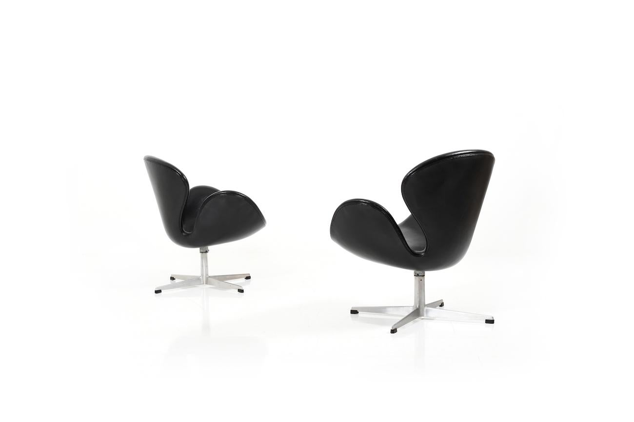 Scandinavian Modern Swan Chairs by Arne Jacobsen for Fritz Hansen 1963 / New Upholstery with Arne Sø For Sale