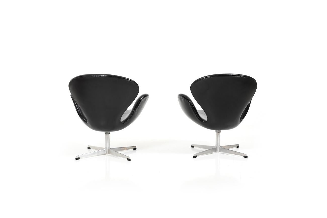 Danish Swan Chairs by Arne Jacobsen for Fritz Hansen 1963 / New Upholstery with Arne Sø For Sale