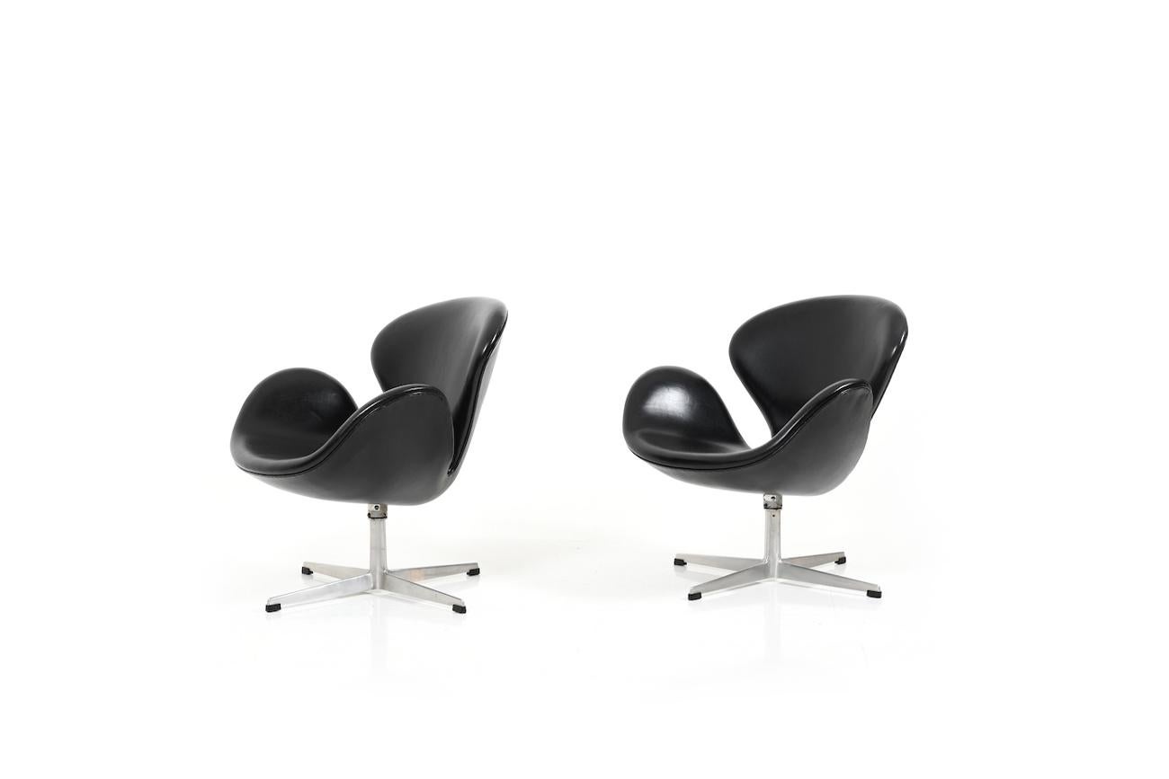 Swan Chairs by Arne Jacobsen for Fritz Hansen 1963 / New Upholstery with Arne Sø In Good Condition For Sale In Handewitt, DE