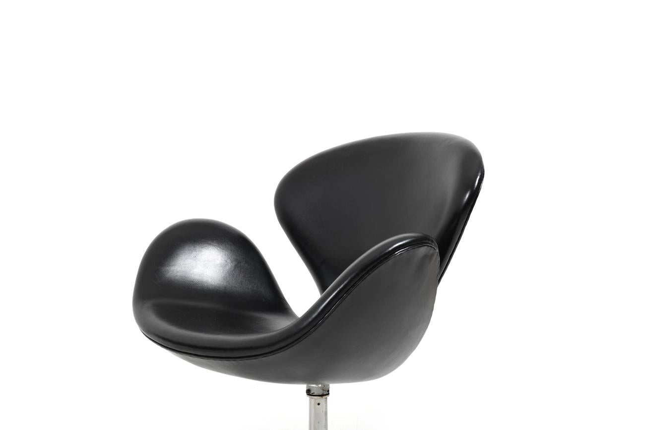 Aluminum Swan Chairs by Arne Jacobsen for Fritz Hansen 1963 / New Upholstery with Arne Sø For Sale