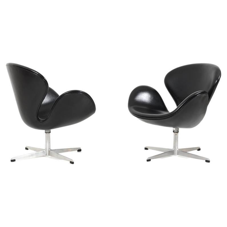 Swan Chairs by Arne Jacobsen for Fritz Hansen 1963 / New Upholstery with Arne Sø For Sale